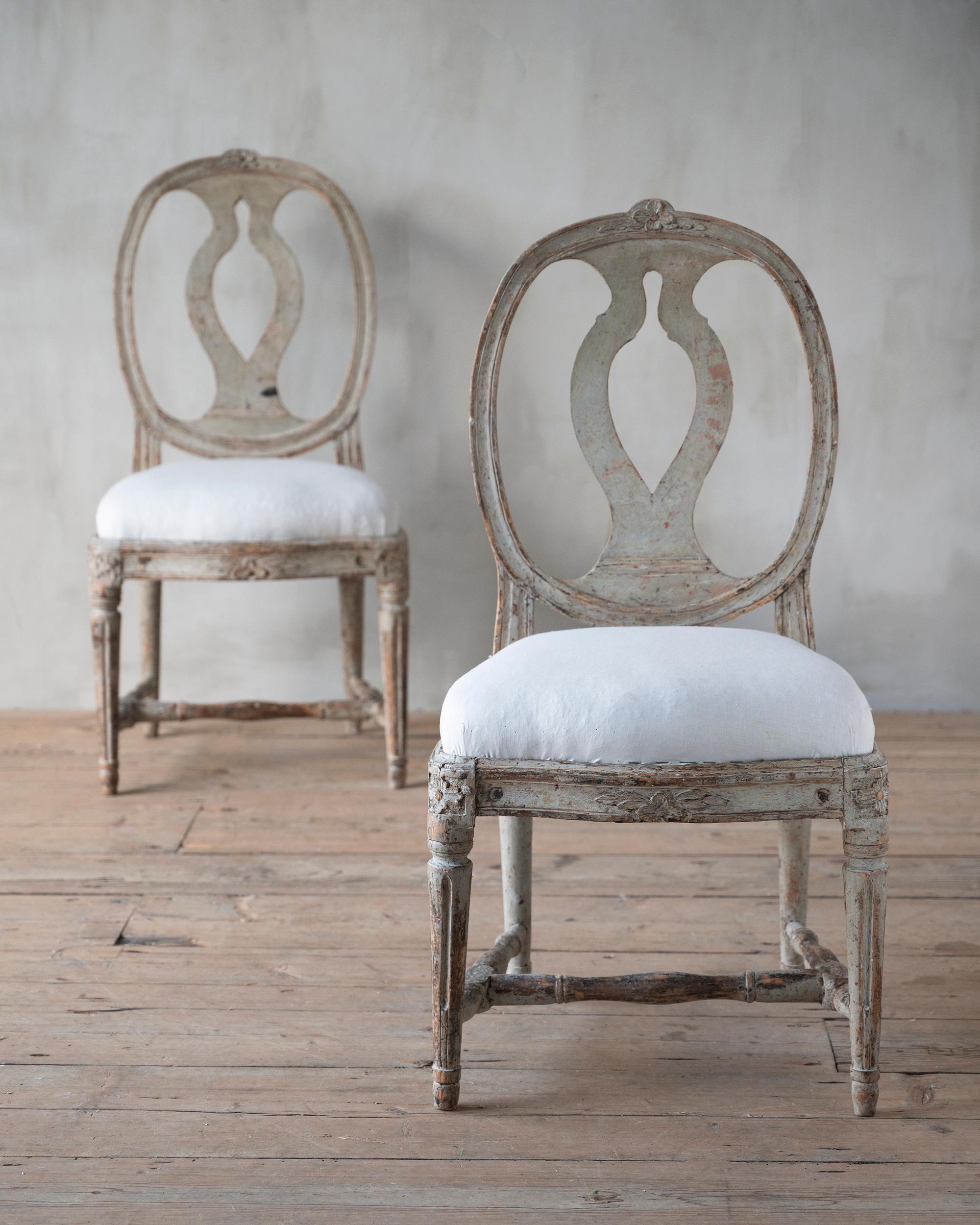Belle paire de chaises gustaviennes (modèle suédois) du XIXe siècle, dans leur couleur d'origine, avec une grande usure de la surface. 