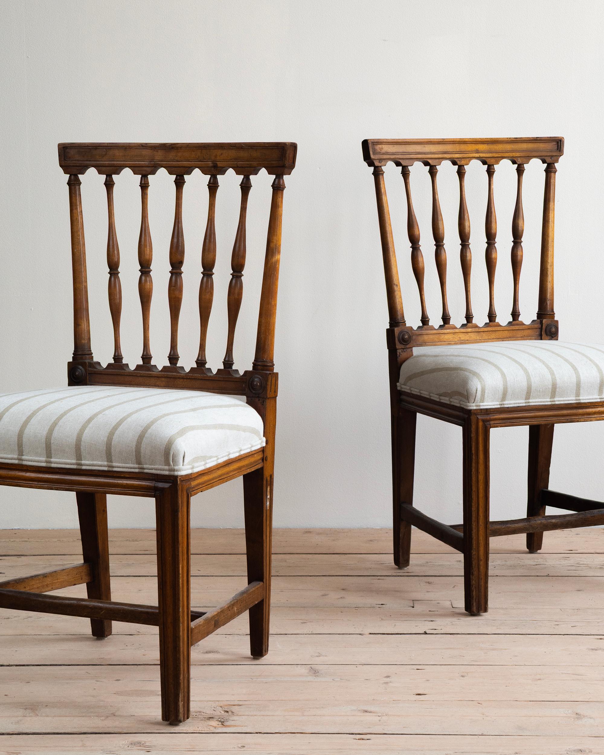 Rare et belle paire de chaises gustaviennes du début du XIXe siècle dans le goût chinois, signées par le maître fabricant de chaises Ephraim Sthal (1767-1820), fournisseur de la Cour royale et l'un des fabricants les plus sophistiqués et inventifs