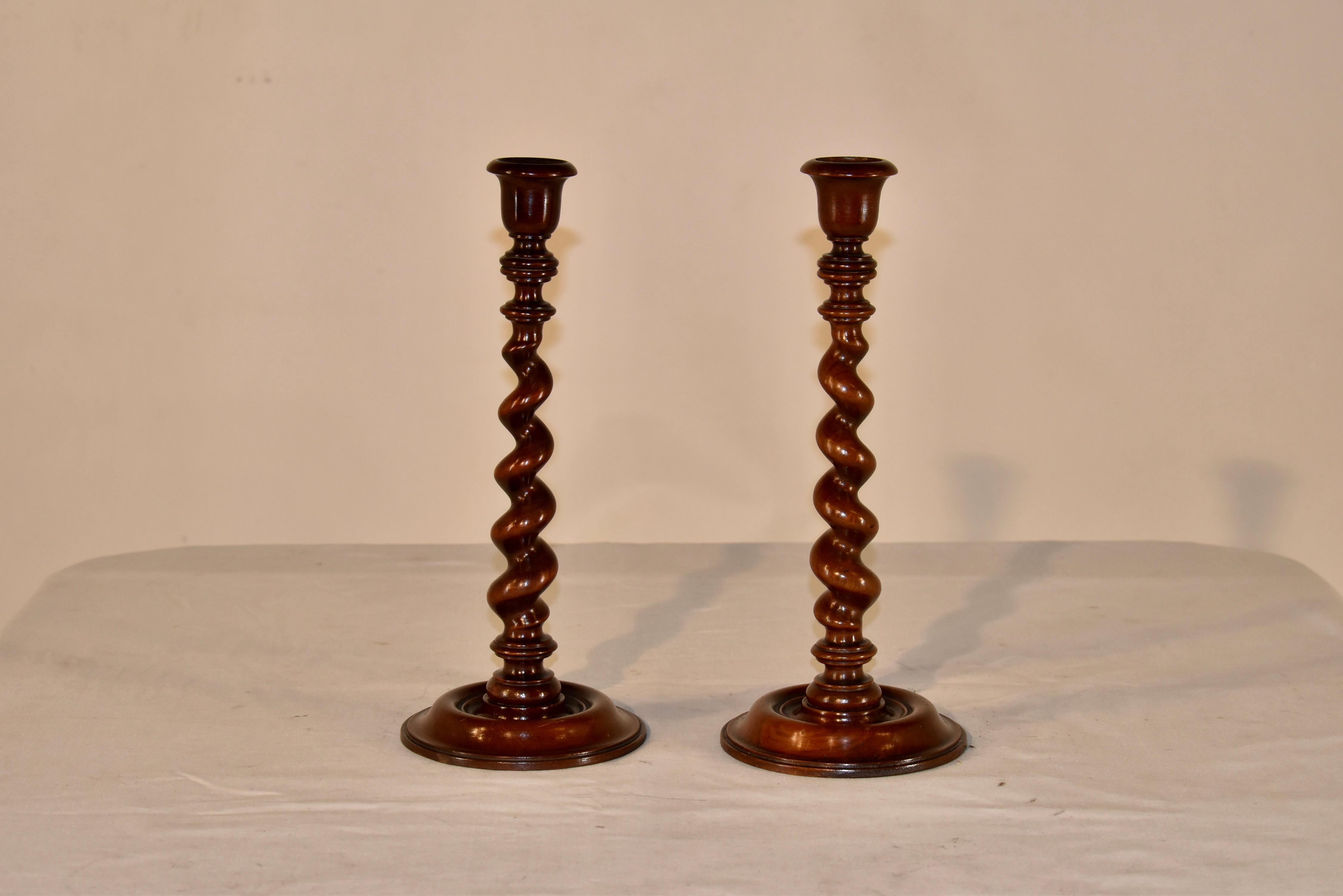 Raffinata coppia di candelieri torniti a mano del XIX secolo provenienti dall'Inghilterra.  Le torniture sono eseguite con maestria e sono graduate a torsione d'orzo.  Hanno splendidi dettagli torniti a mano sulla parte superiore e inferiore del