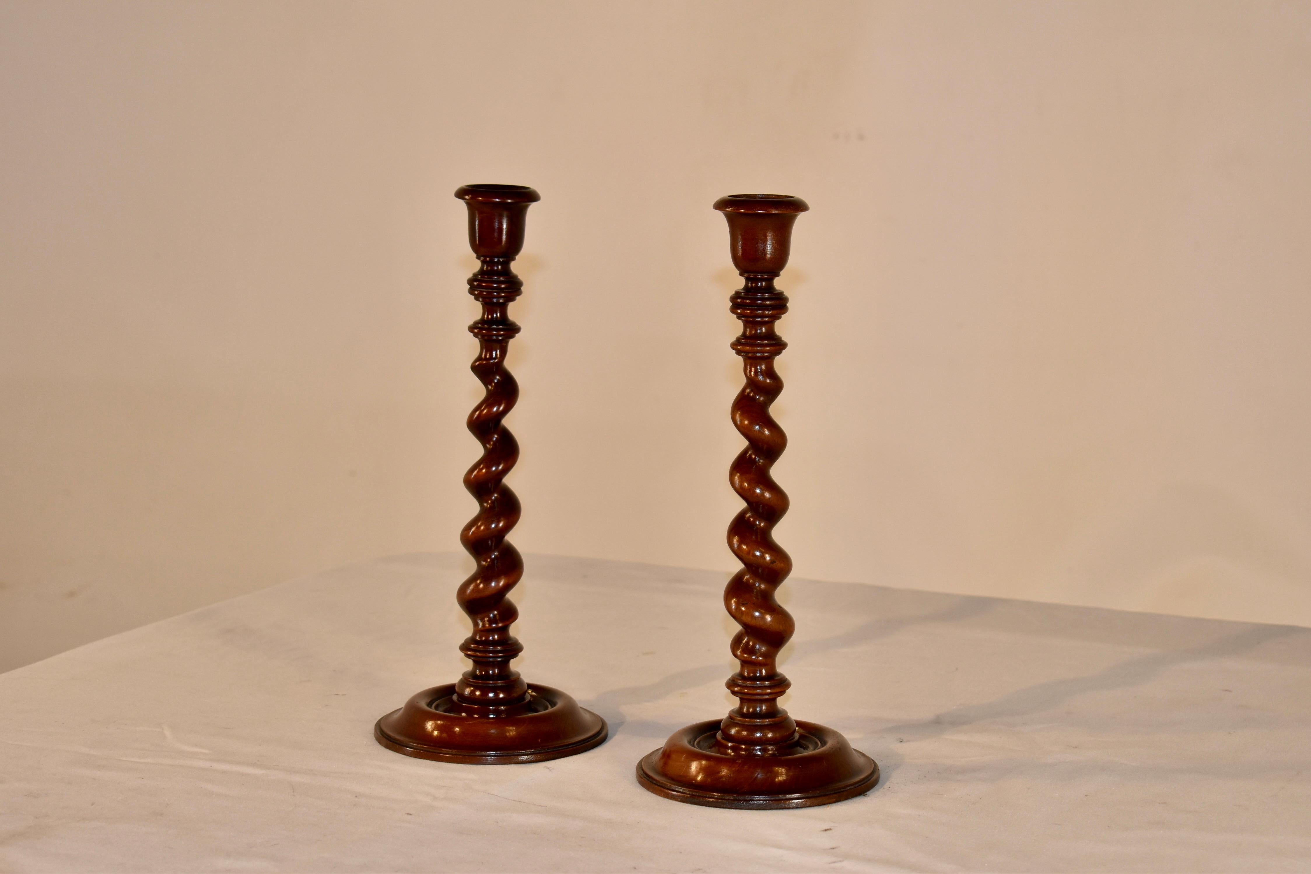 Inglese Raffinata coppia di candelieri a spirale d'orzo del XIX secolo in vendita