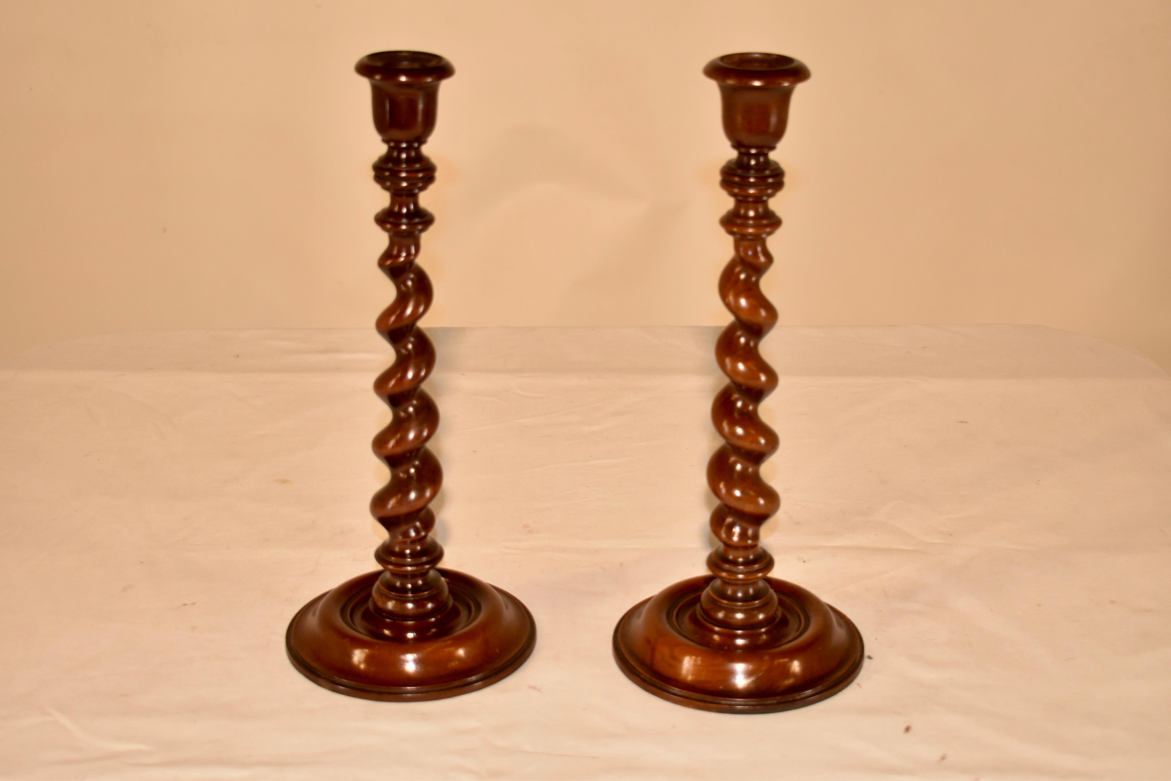 Raffinata coppia di candelieri a spirale d'orzo del XIX secolo In condizioni buone in vendita a High Point, NC