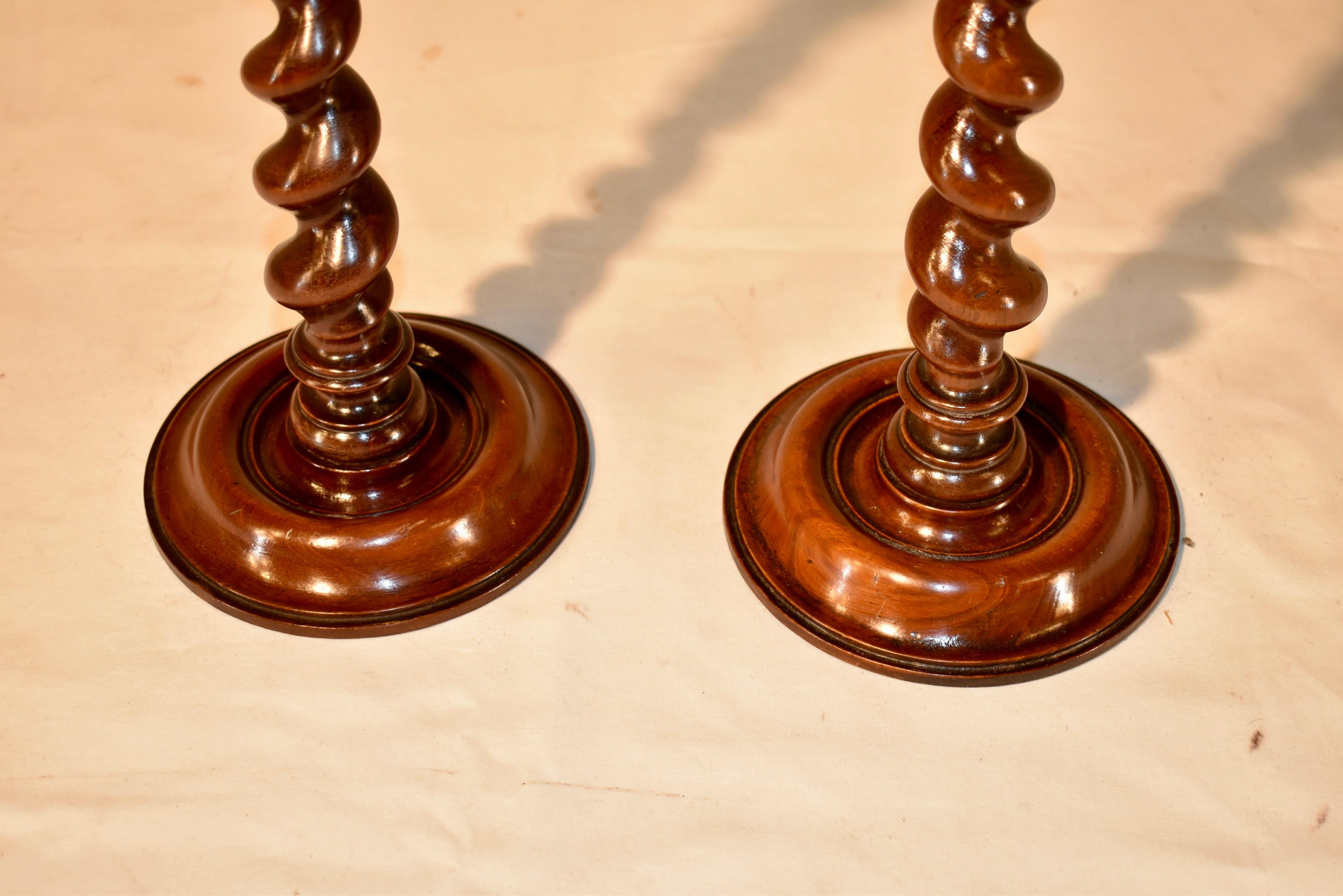 Mogano Raffinata coppia di candelieri a spirale d'orzo del XIX secolo in vendita