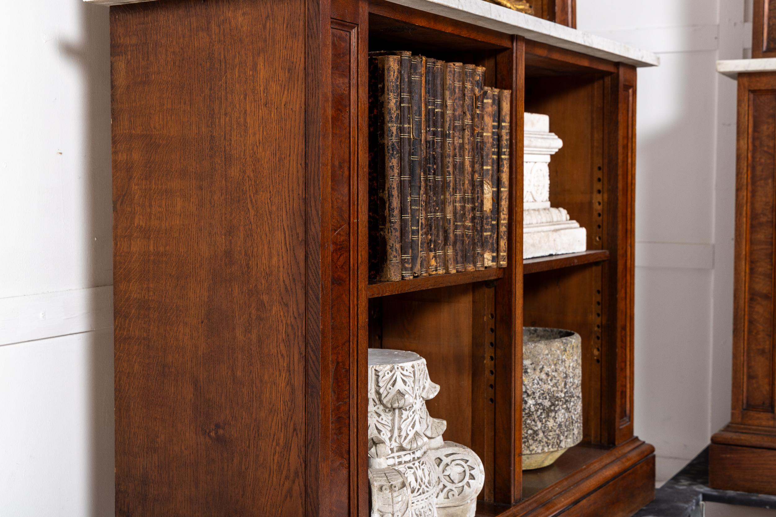 Feines Paar offener Bücherregale aus Pollard-Eiche aus dem 19. Jahrhundert (Marmor) im Angebot