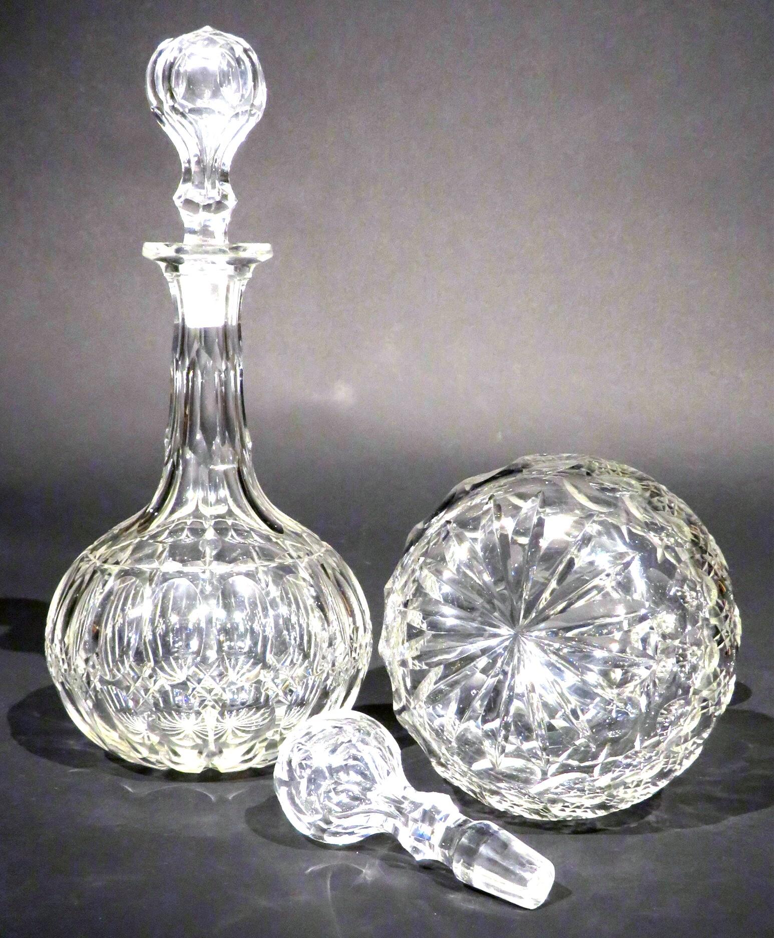 Victorien Paire de carafes à tige et à verre taillé en forme de globe du 19ème siècle, Angleterre, vers 1880 en vente