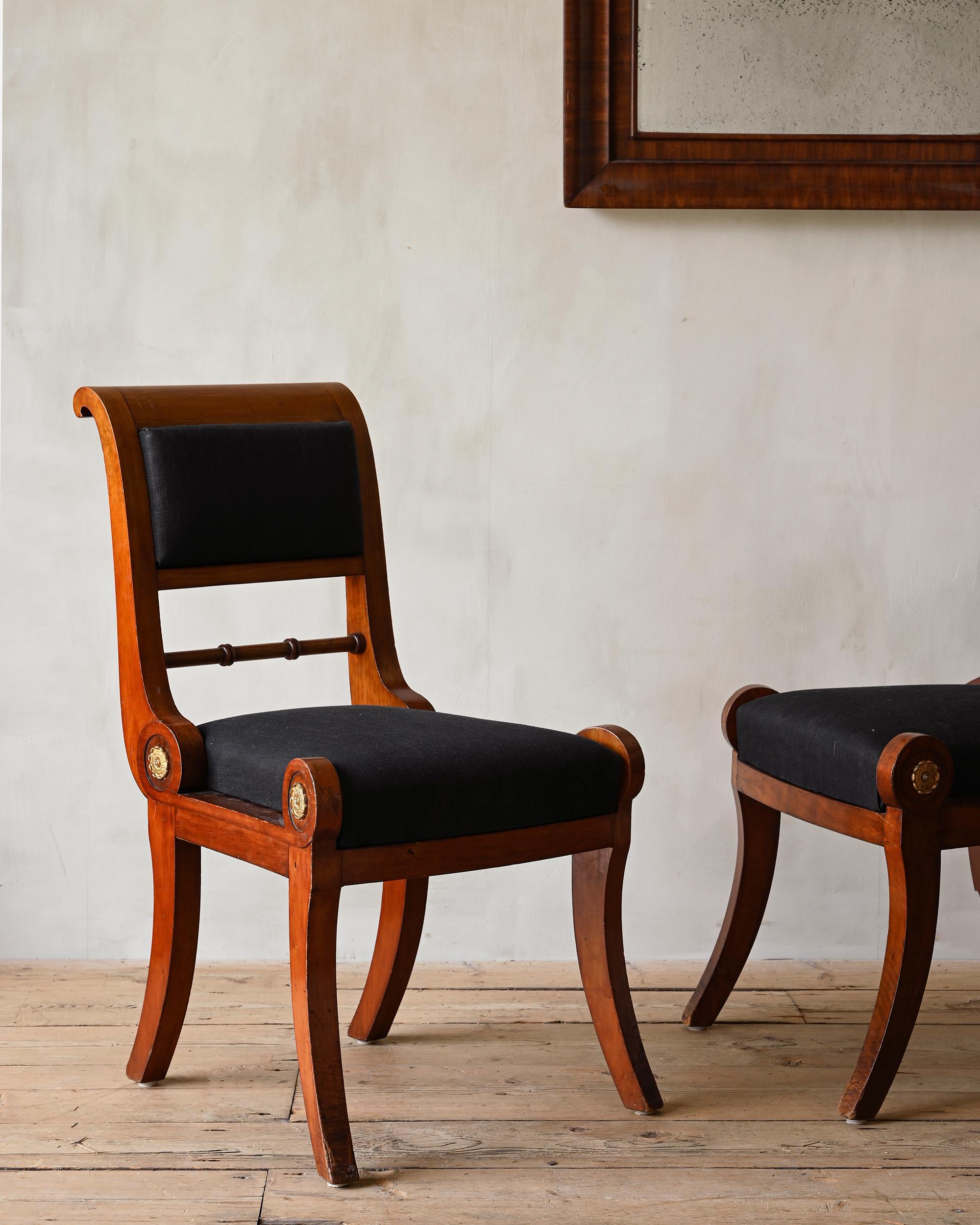 Fait main Paire de chaises de style Empire suédois du 19ème siècle en vente
