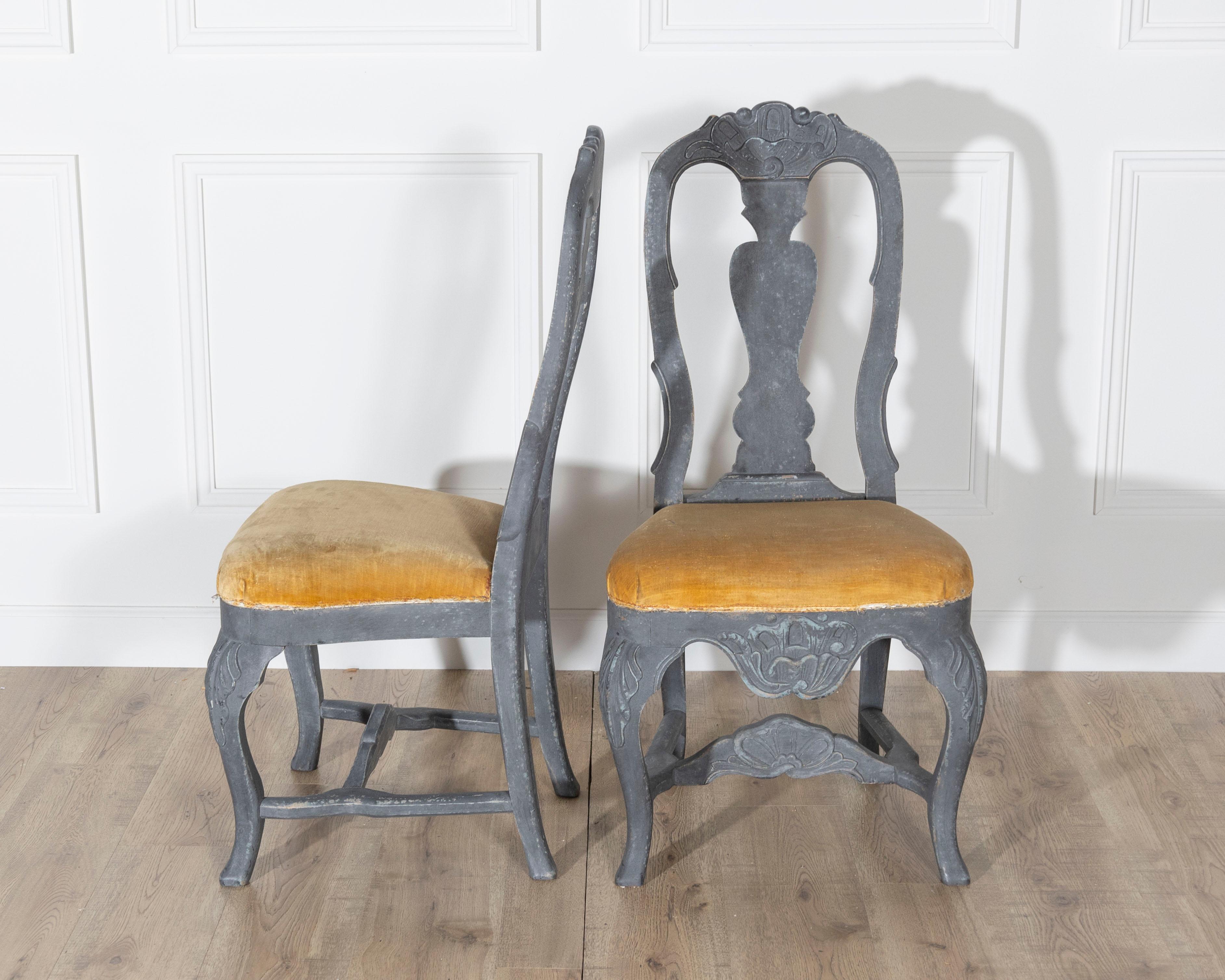 Suédois Paire de chaises rococo suédoises du XIXe siècle peintes en noir en vente
