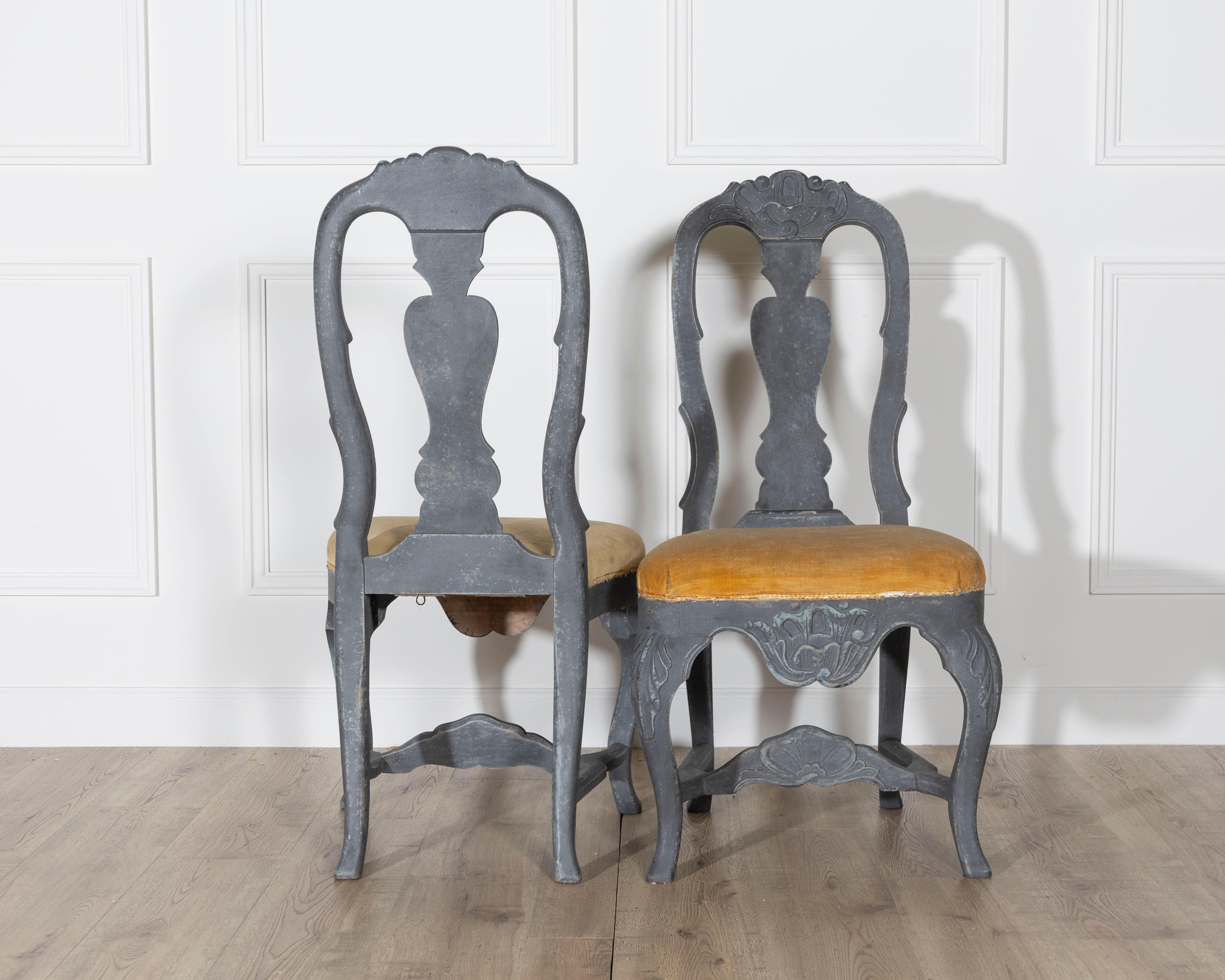 Peint Paire de chaises rococo suédoises du XIXe siècle peintes en noir en vente