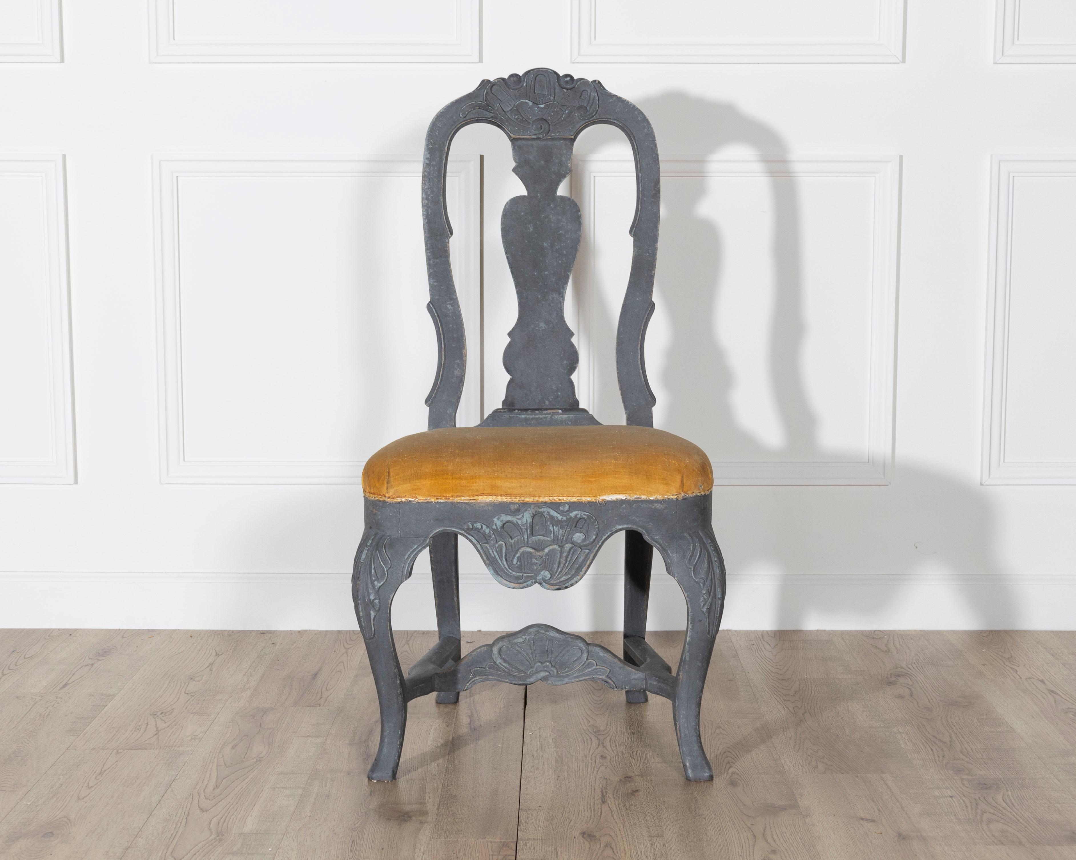 Paire de chaises rococo suédoises du XIXe siècle peintes en noir Bon état - En vente à Atlanta, GA