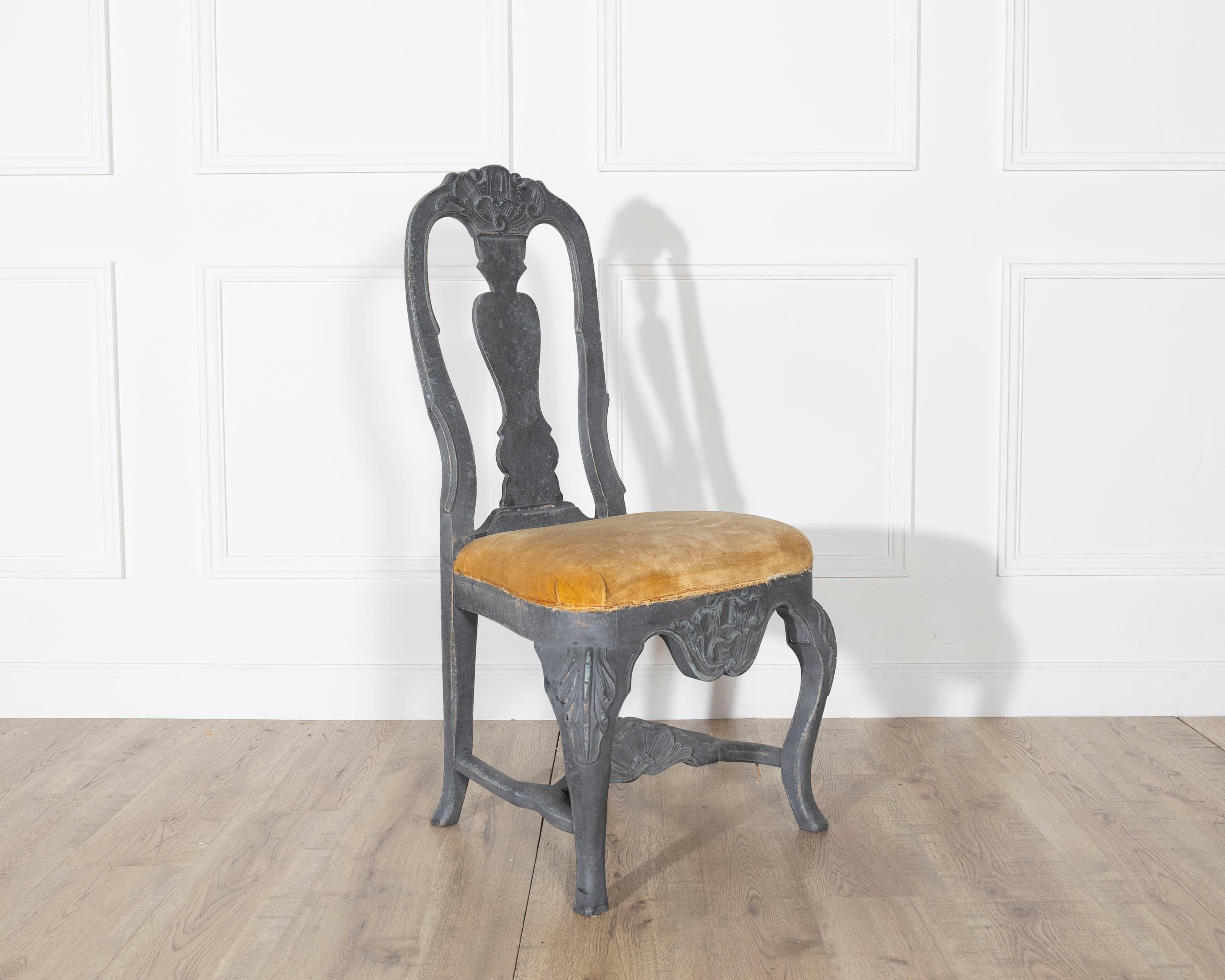 Bois Paire de chaises rococo suédoises du XIXe siècle peintes en noir en vente