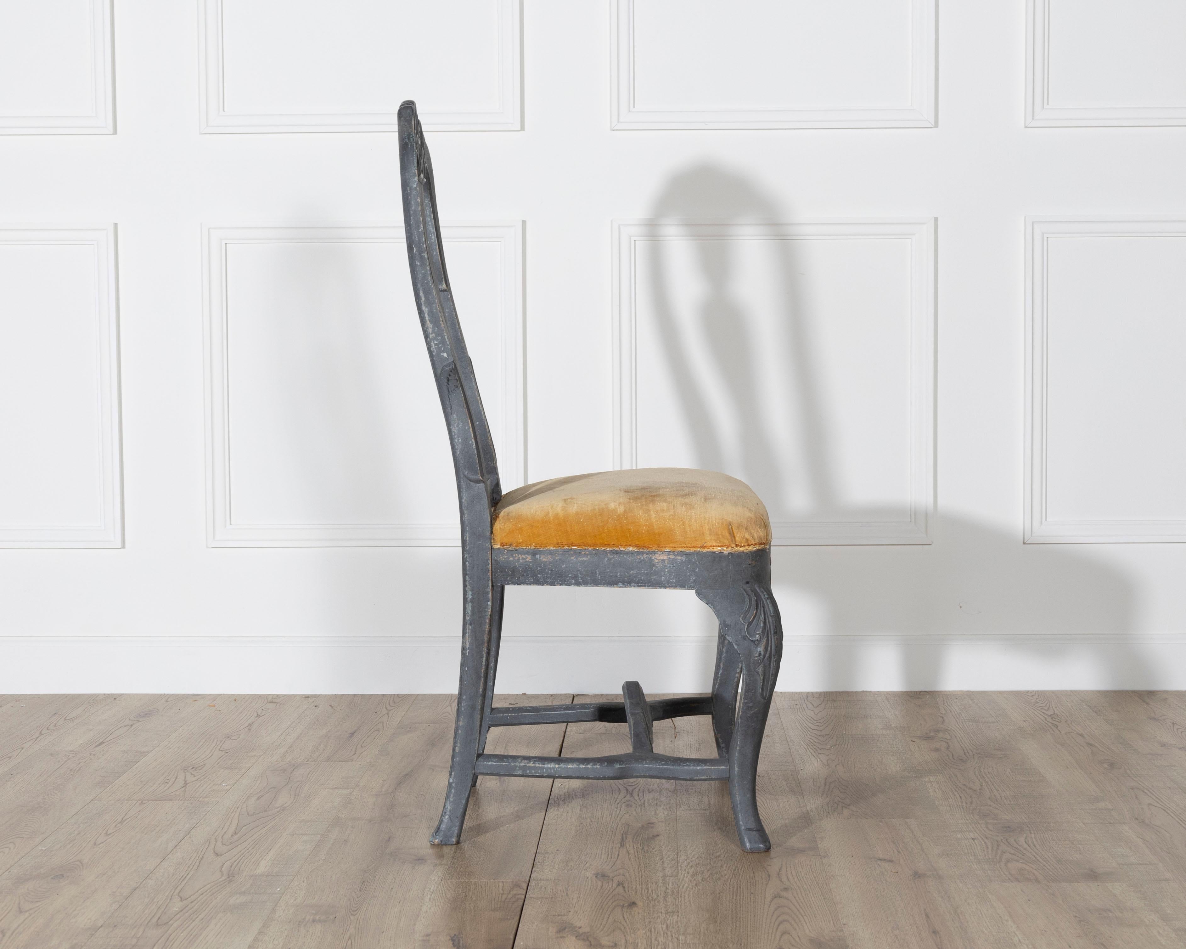 Paire de chaises rococo suédoises du XIXe siècle peintes en noir en vente 1