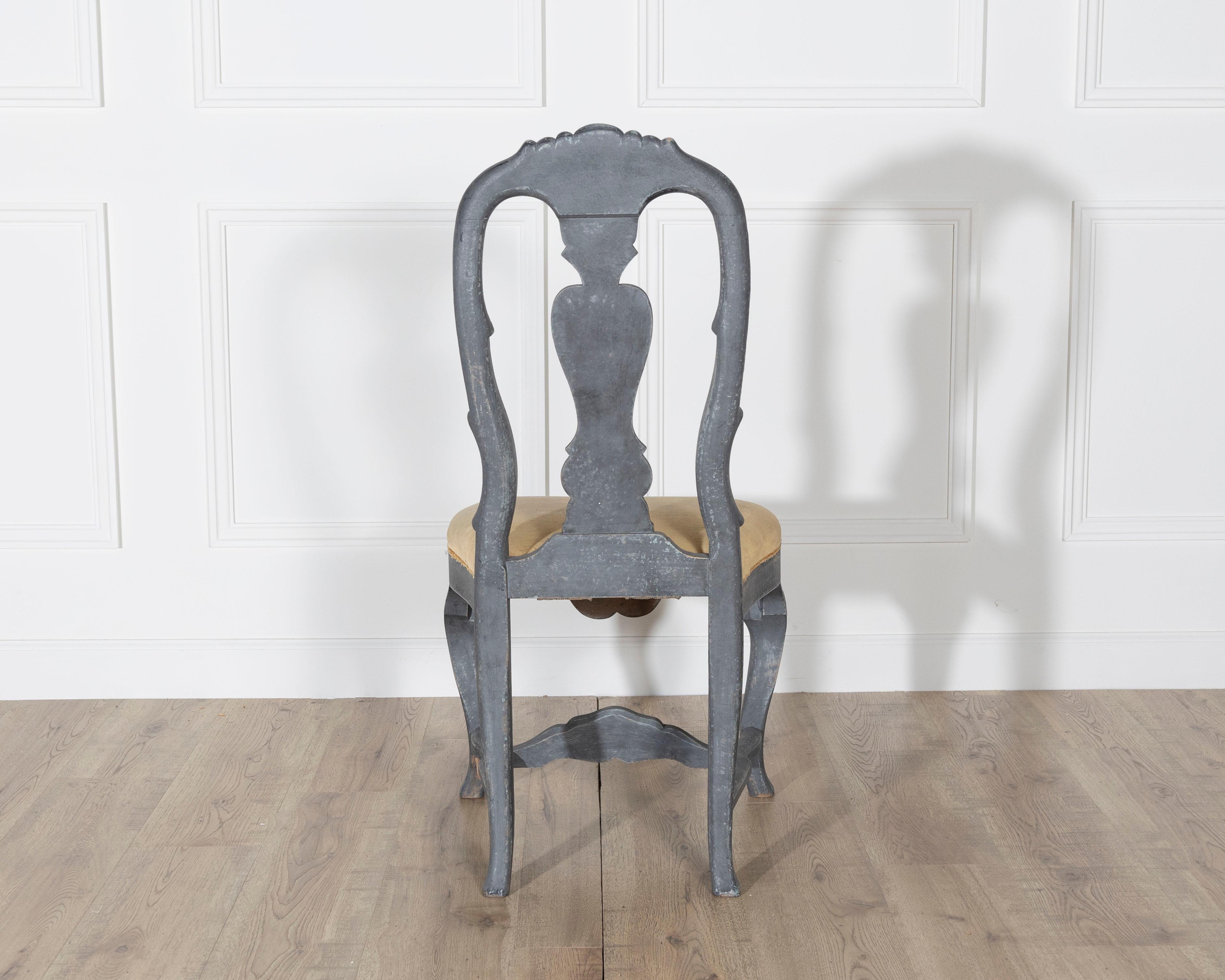 Paire de chaises rococo suédoises du XIXe siècle peintes en noir en vente 2