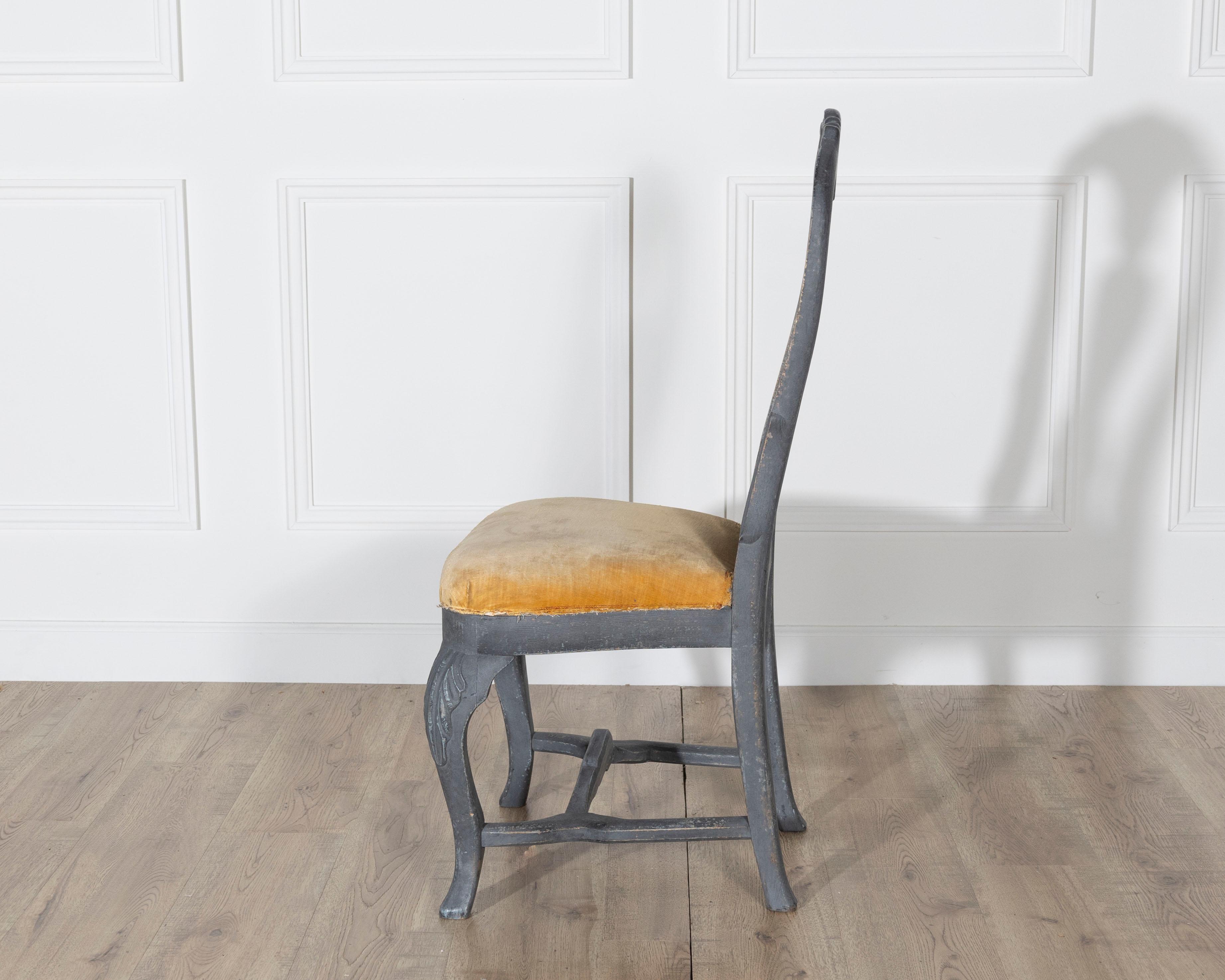 Paire de chaises rococo suédoises du XIXe siècle peintes en noir en vente 3