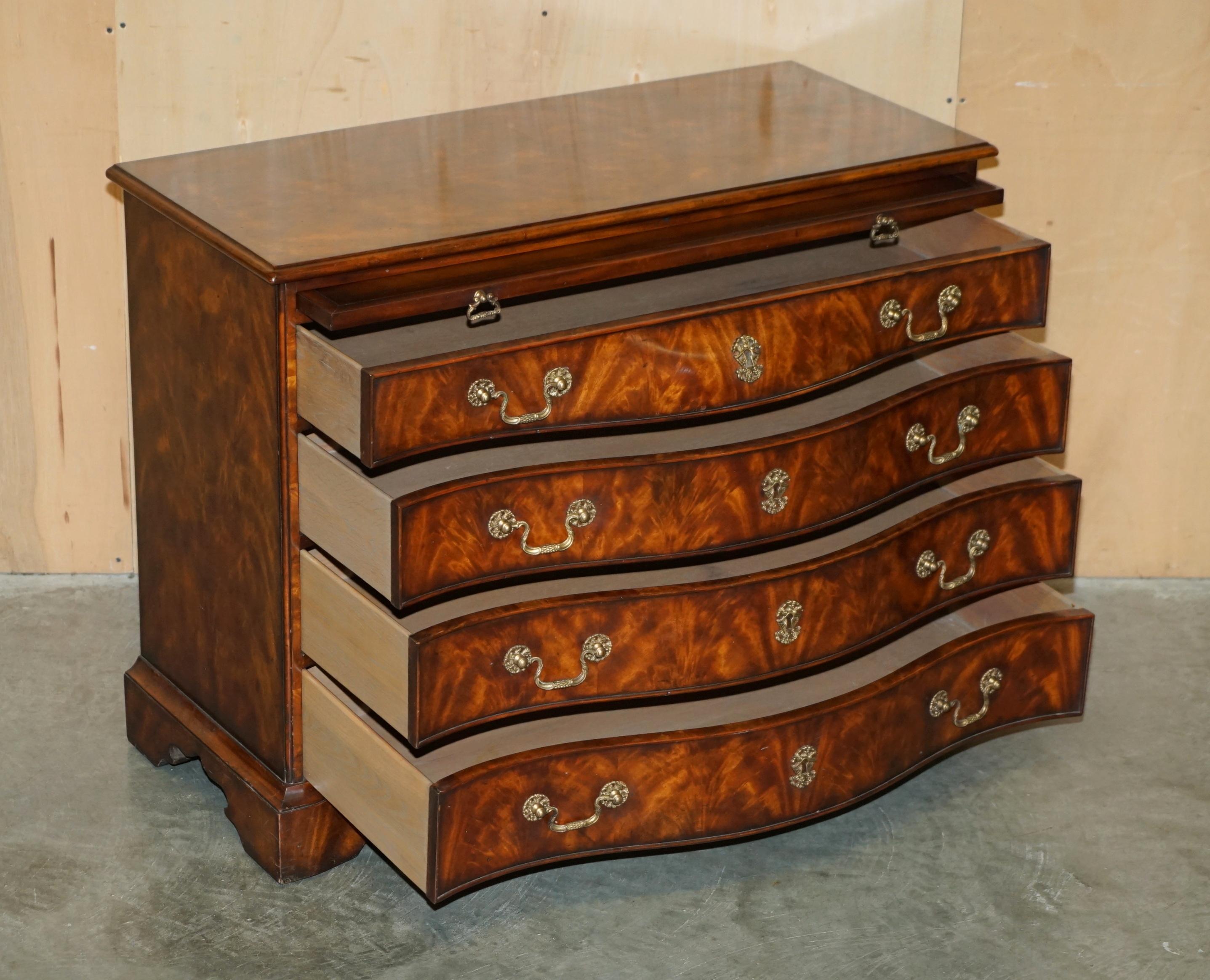 FINE PAIR OF ALTHORP SPENCER HOUSE FLAMED HARDWOOD SERPENTINE CHEST OF DRAWERs For Sale 9