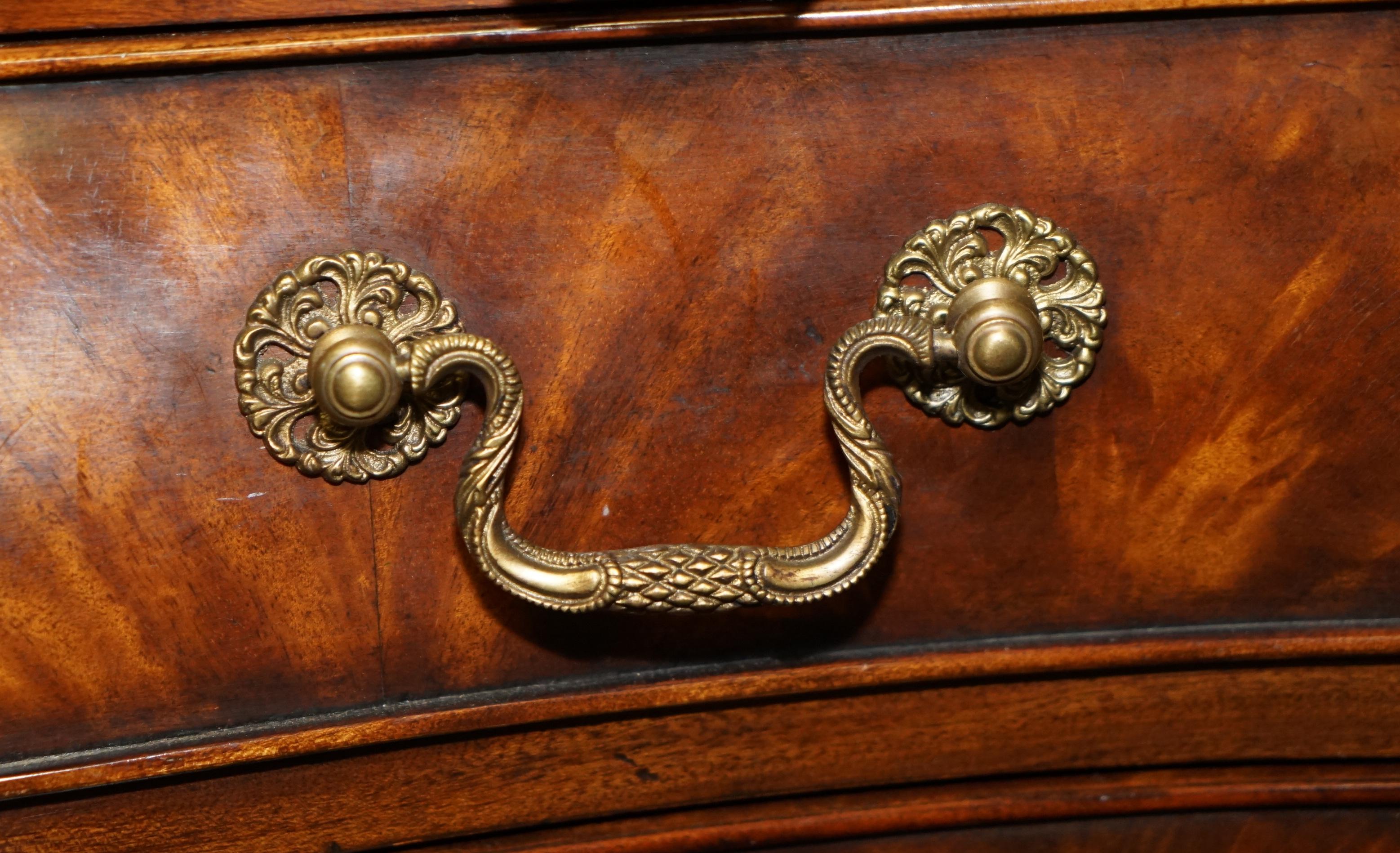 FINE PAIR OF ALTHORP SPENCER HOUSE FLAMED HARDWOOD SERPENTINE CHEST OF DRAWERs For Sale 13