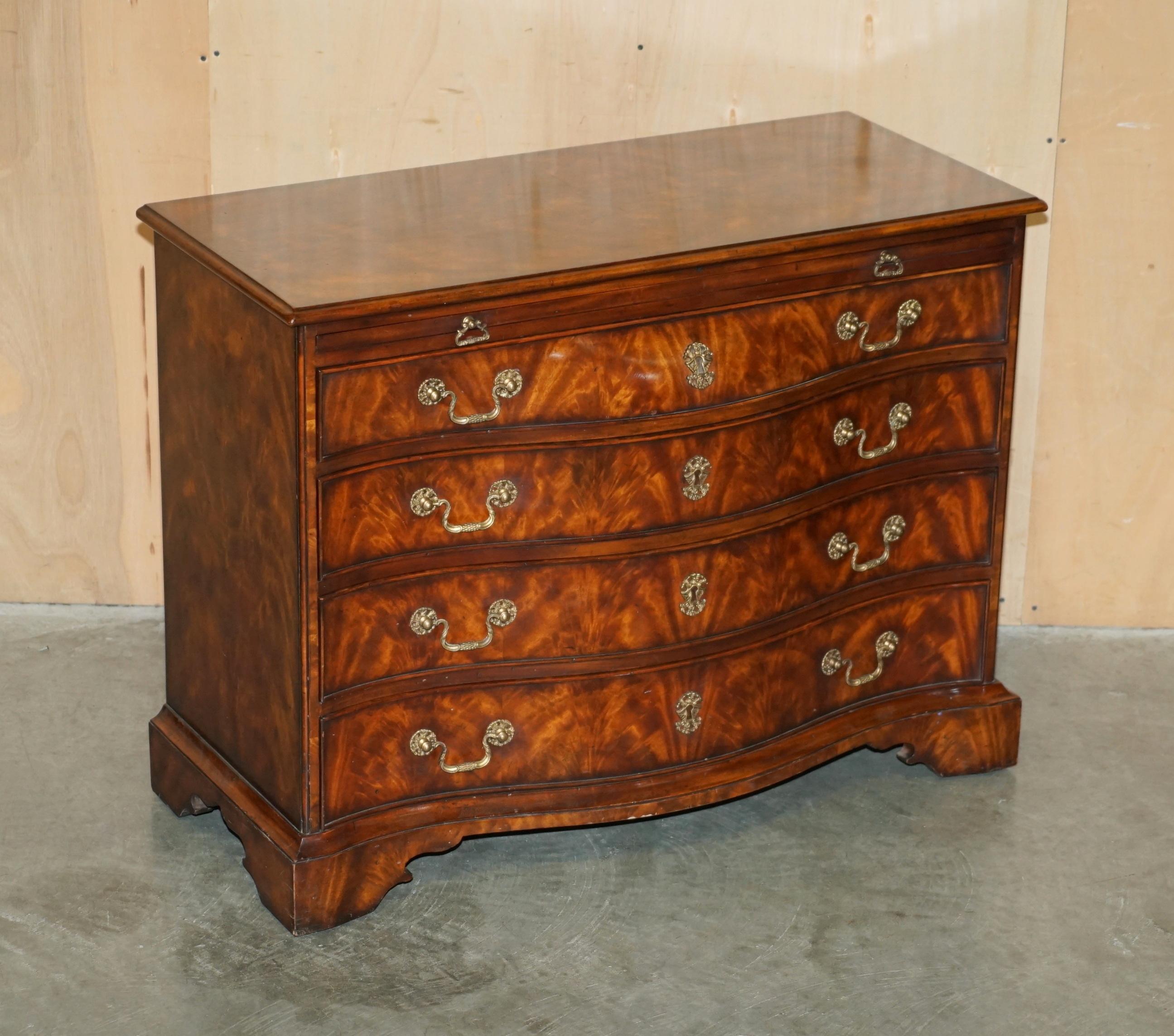 Victorian FINE PAIR OF ALTHORP SPENCER HOUSE FLAMED HARDWOOD SERPENTINE CHEST OF DRAWERs For Sale