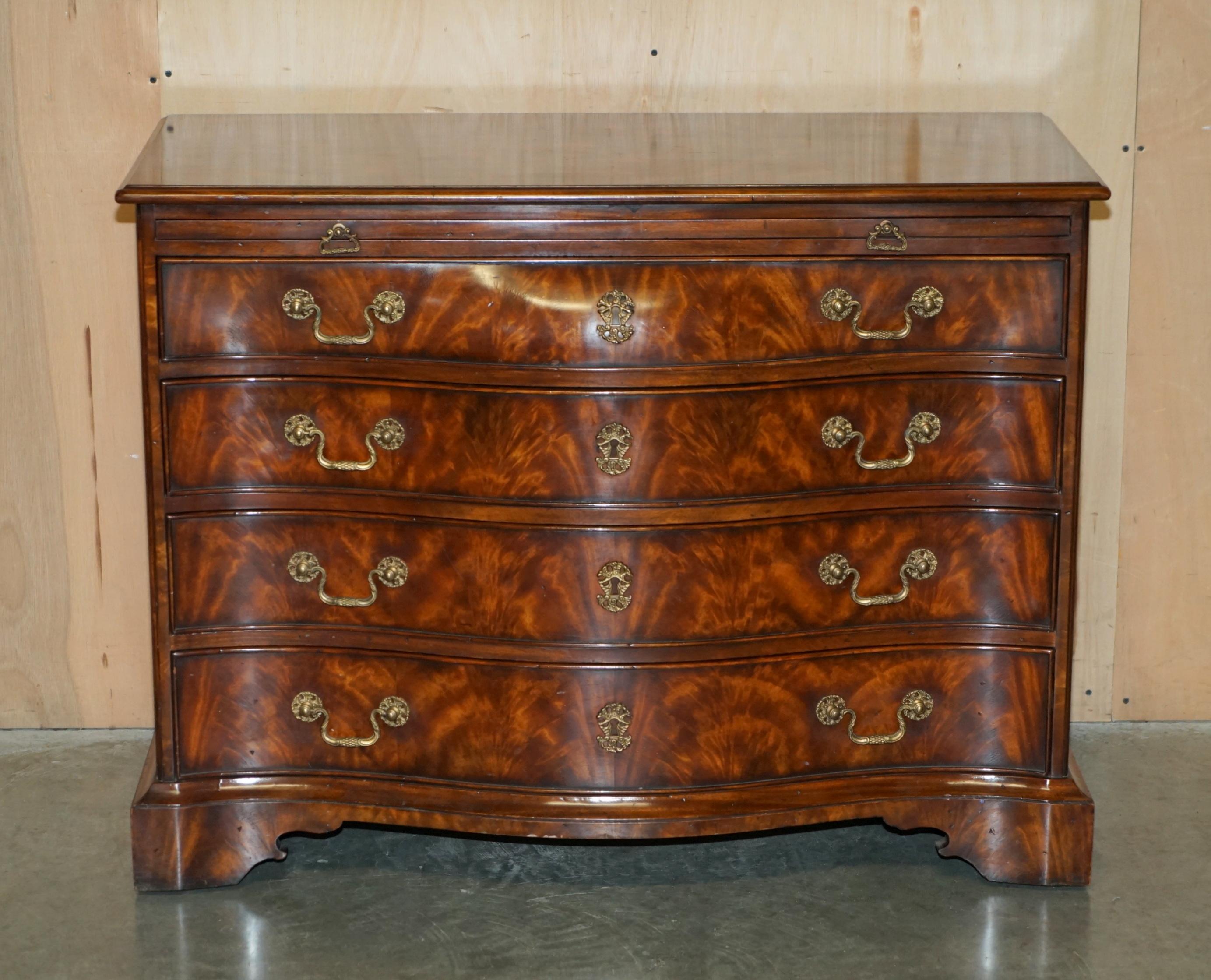 English FINE PAIR OF ALTHORP SPENCER HOUSE FLAMED HARDWOOD SERPENTINE CHEST OF DRAWERs For Sale