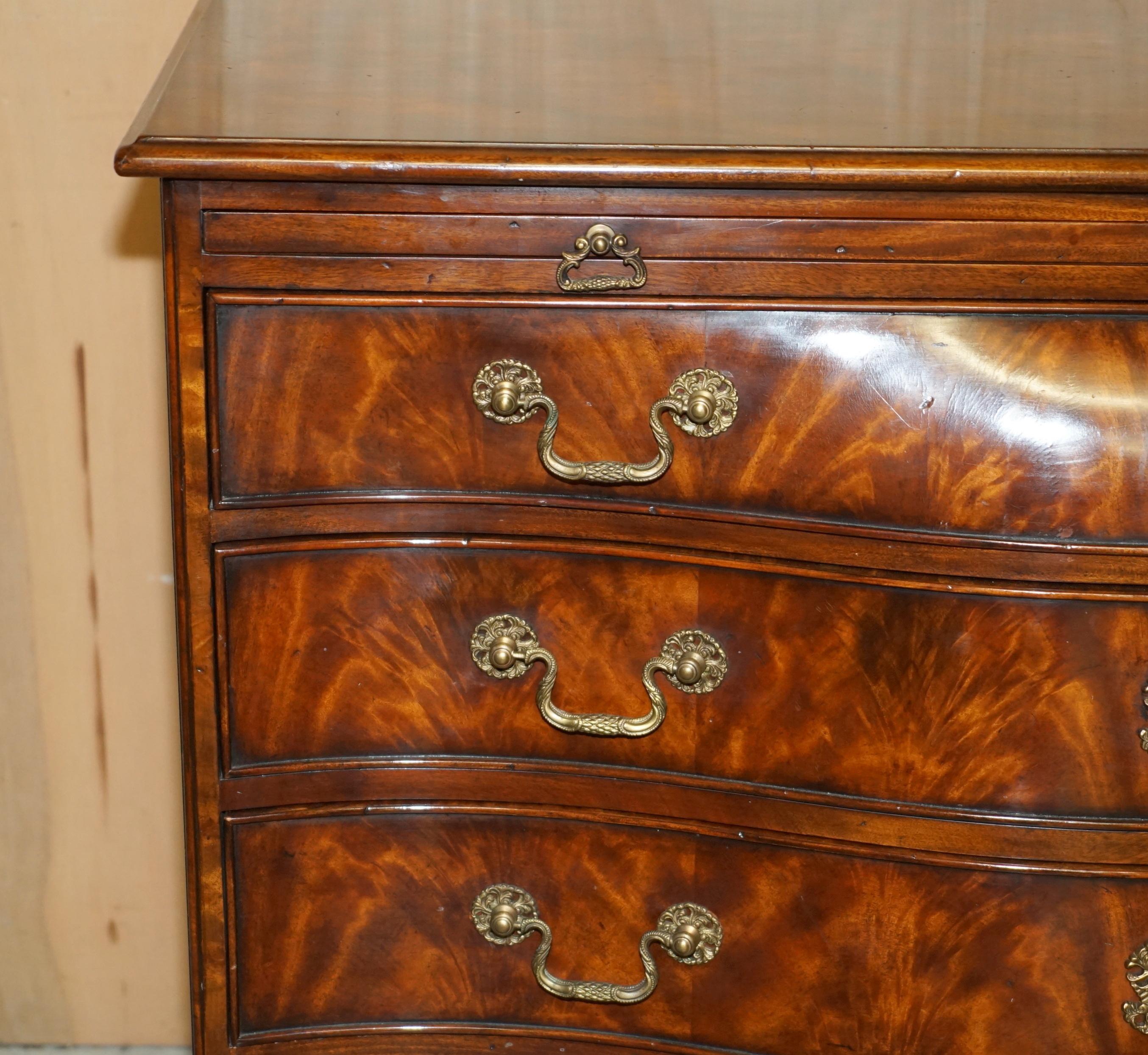 Hand-Crafted FINE PAIR OF ALTHORP SPENCER HOUSE FLAMED HARDWOOD SERPENTINE CHEST OF DRAWERs For Sale