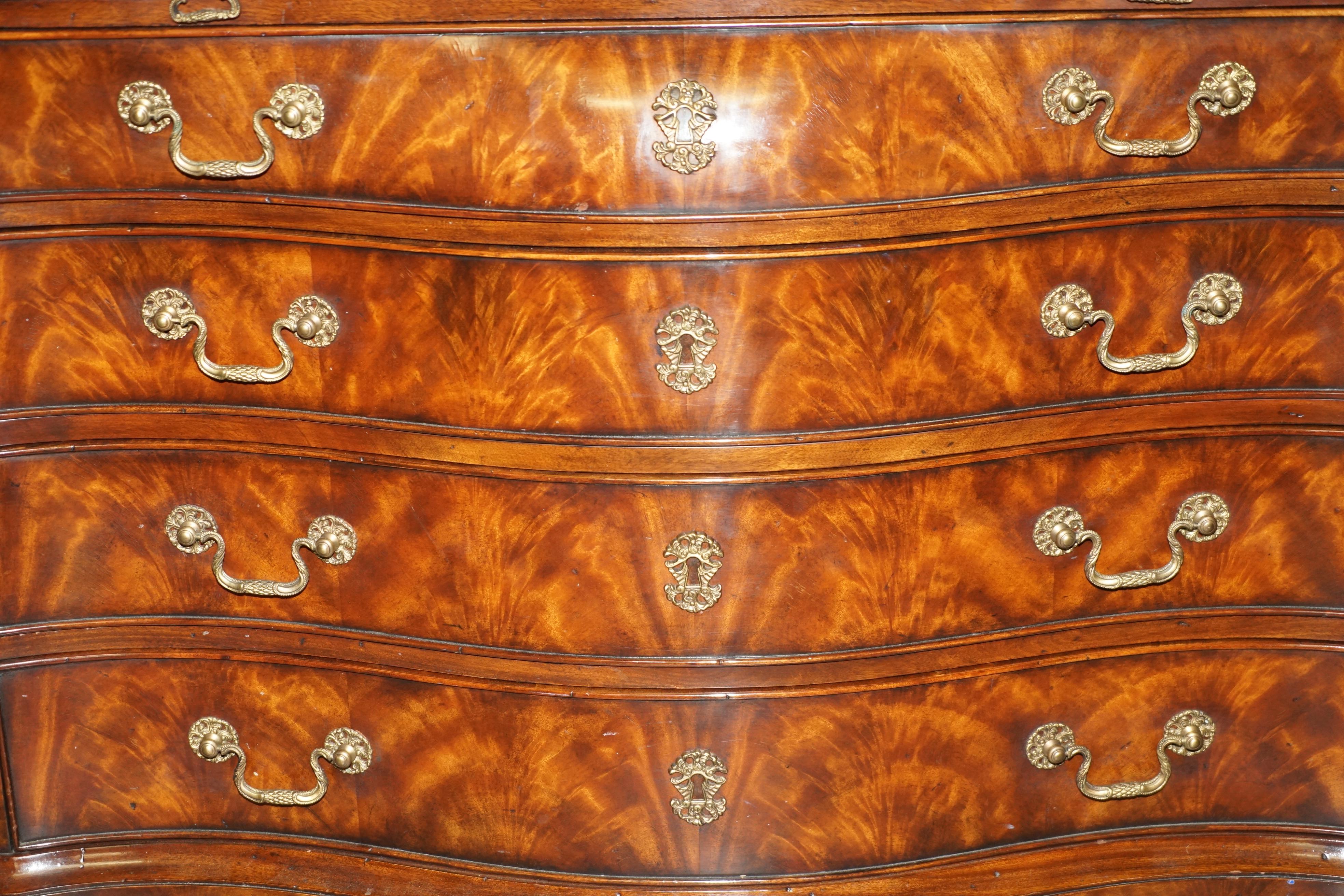 20th Century FINE PAIR OF ALTHORP SPENCER HOUSE FLAMED HARDWOOD SERPENTINE CHEST OF DRAWERs For Sale
