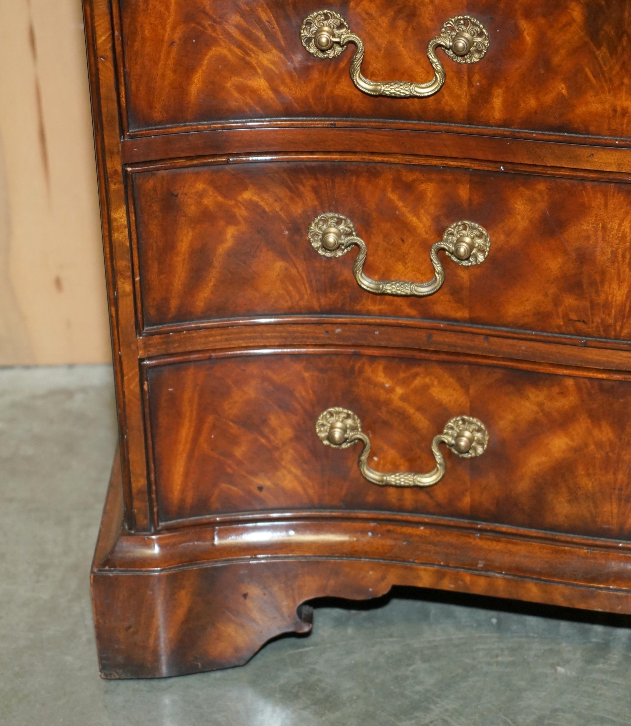 Hardwood FINE PAIR OF ALTHORP SPENCER HOUSE FLAMED HARDWOOD SERPENTINE CHEST OF DRAWERs For Sale