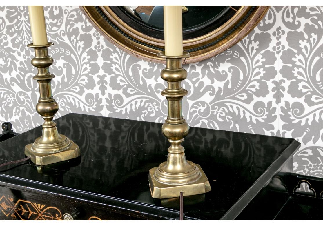 Paire de chandeliers anciens en laiton du 19ème siècle, montés comme lampes de bureau en vente 4
