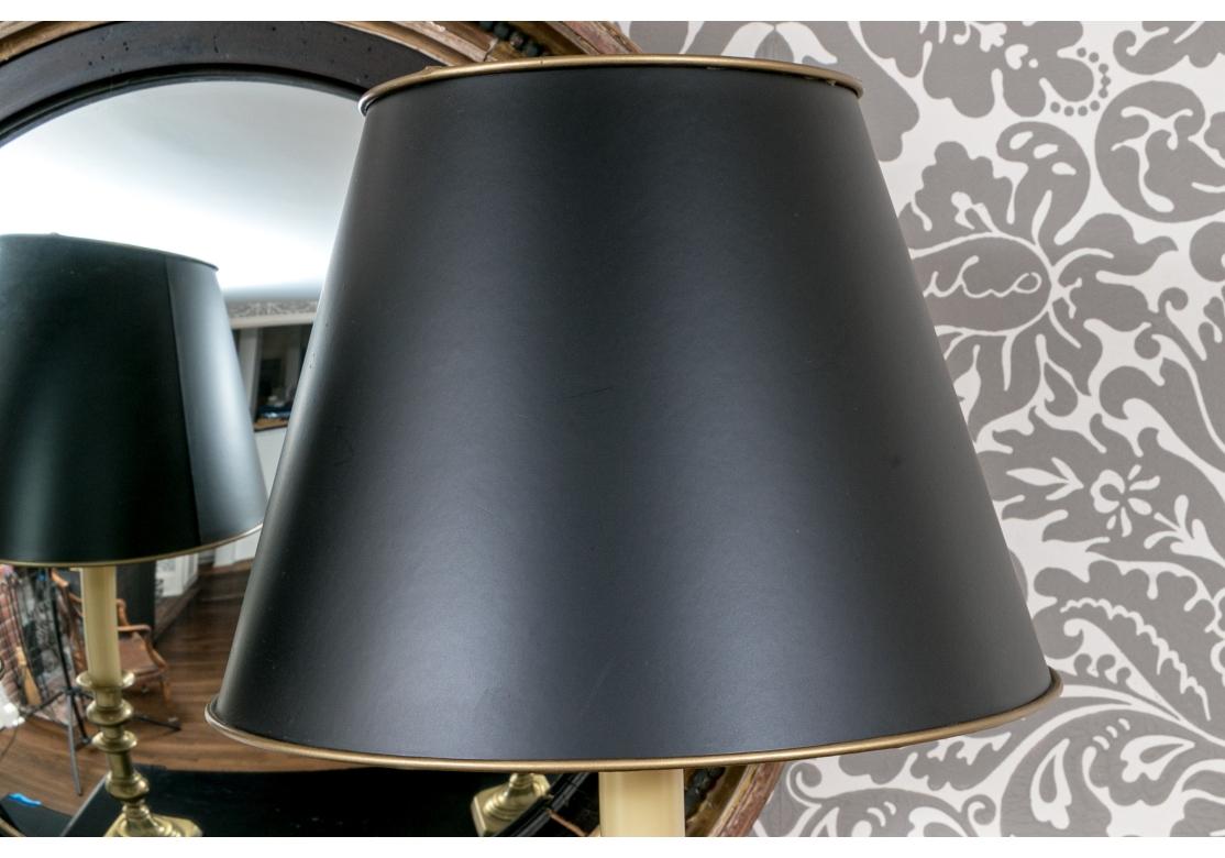 Georgien Paire de chandeliers anciens en laiton du 19ème siècle, montés comme lampes de bureau en vente