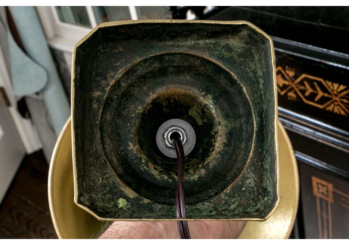 Paire de chandeliers anciens en laiton du 19ème siècle, montés comme lampes de bureau en vente 1