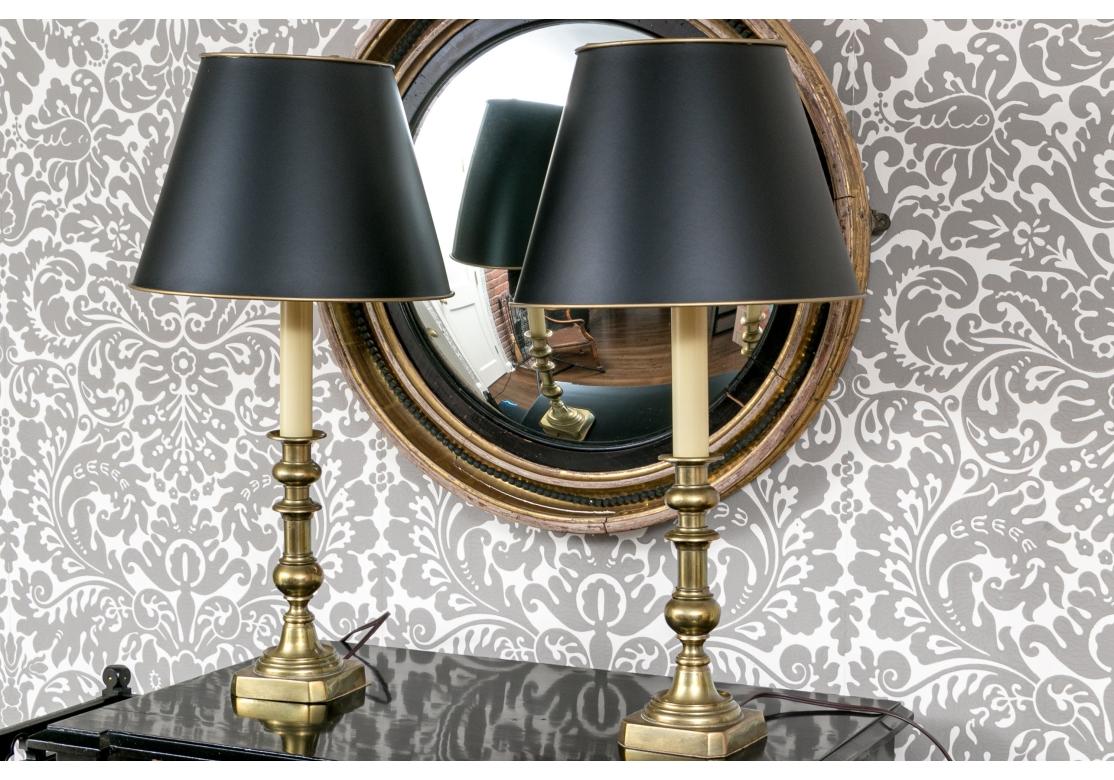 Paire de chandeliers anciens en laiton du 19ème siècle, montés comme lampes de bureau en vente 2