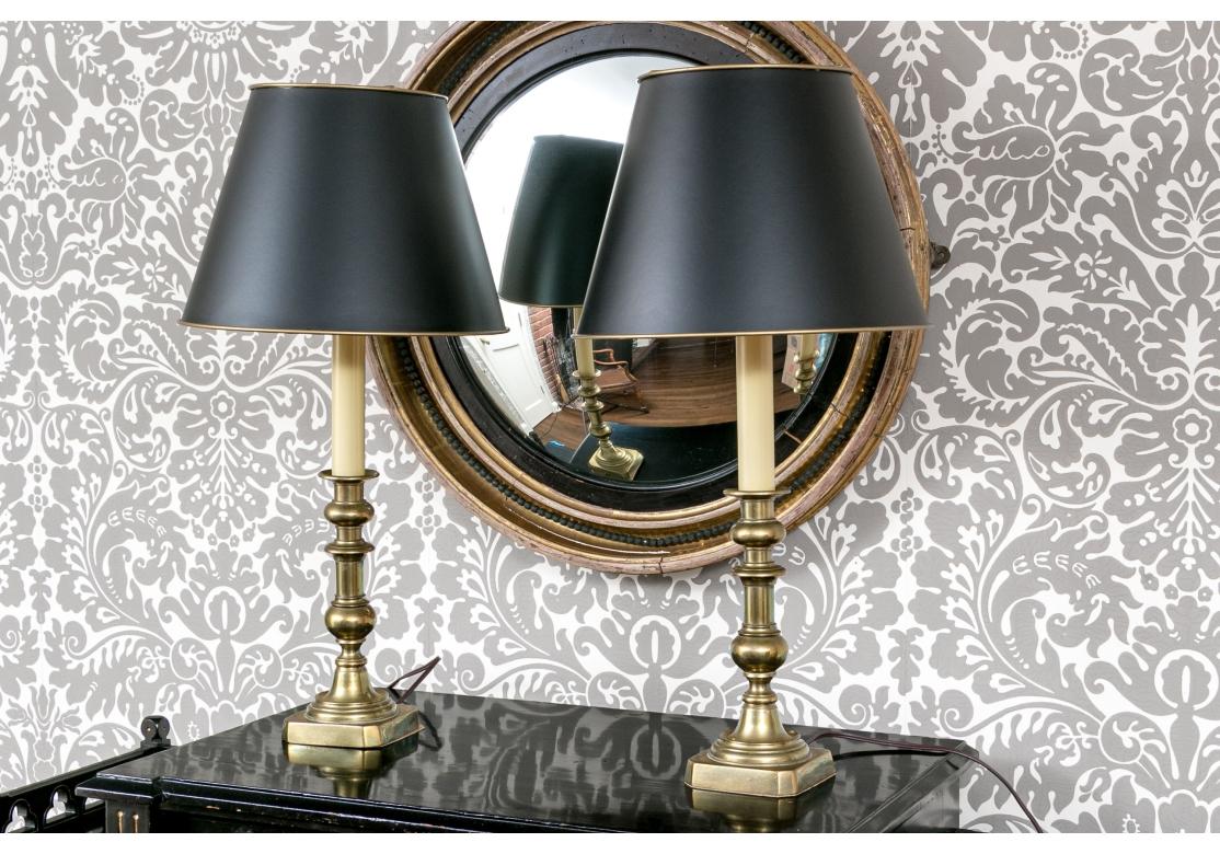 Paire de chandeliers anciens en laiton du 19ème siècle, montés comme lampes de bureau en vente 3