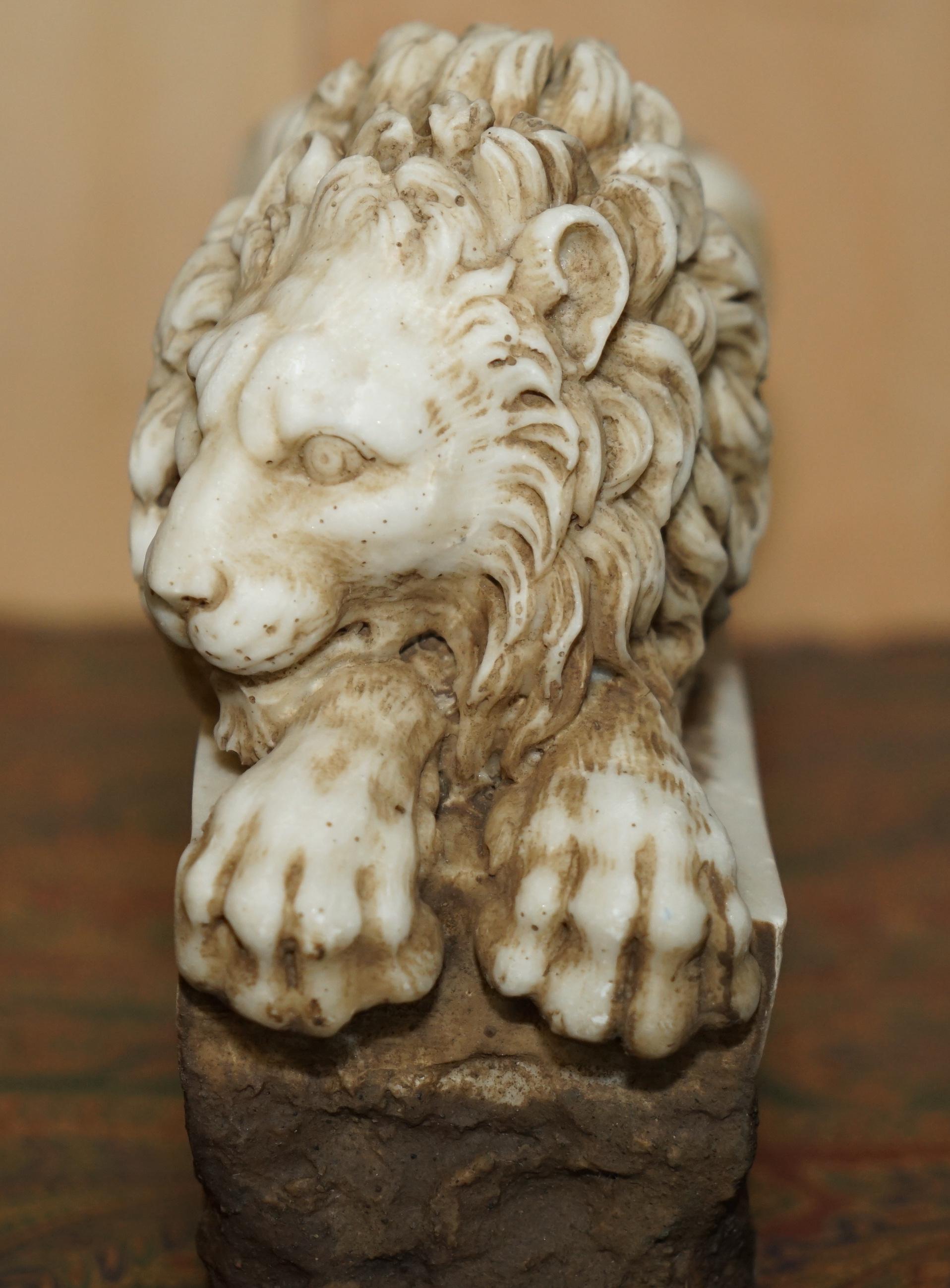 fino par de antiguos liones de alabastrina italianos del siglo xix de antonio canova en venta 3
