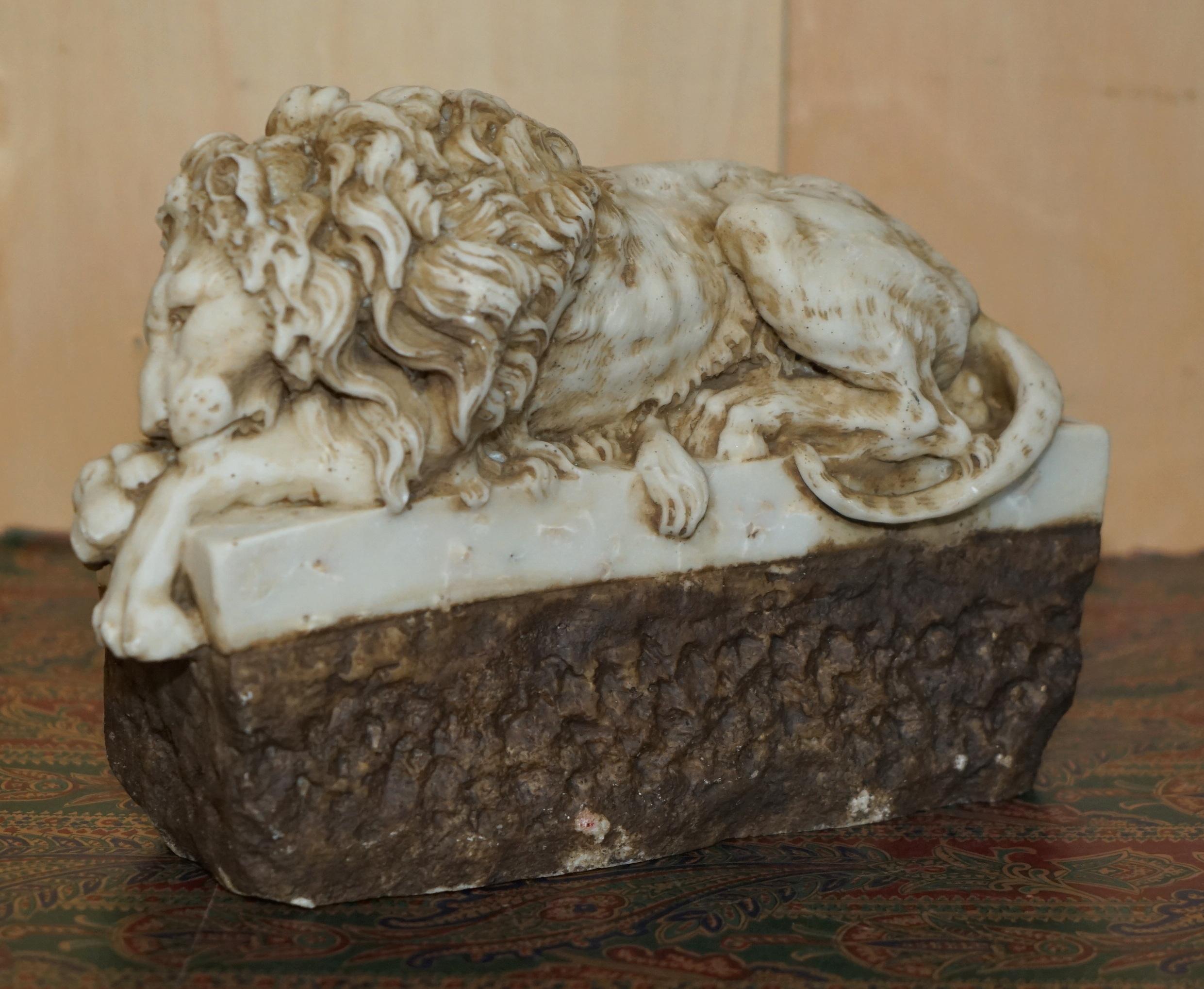 fino par de antiguos liones de alabastrina italianos del siglo xix de antonio canova en venta 8