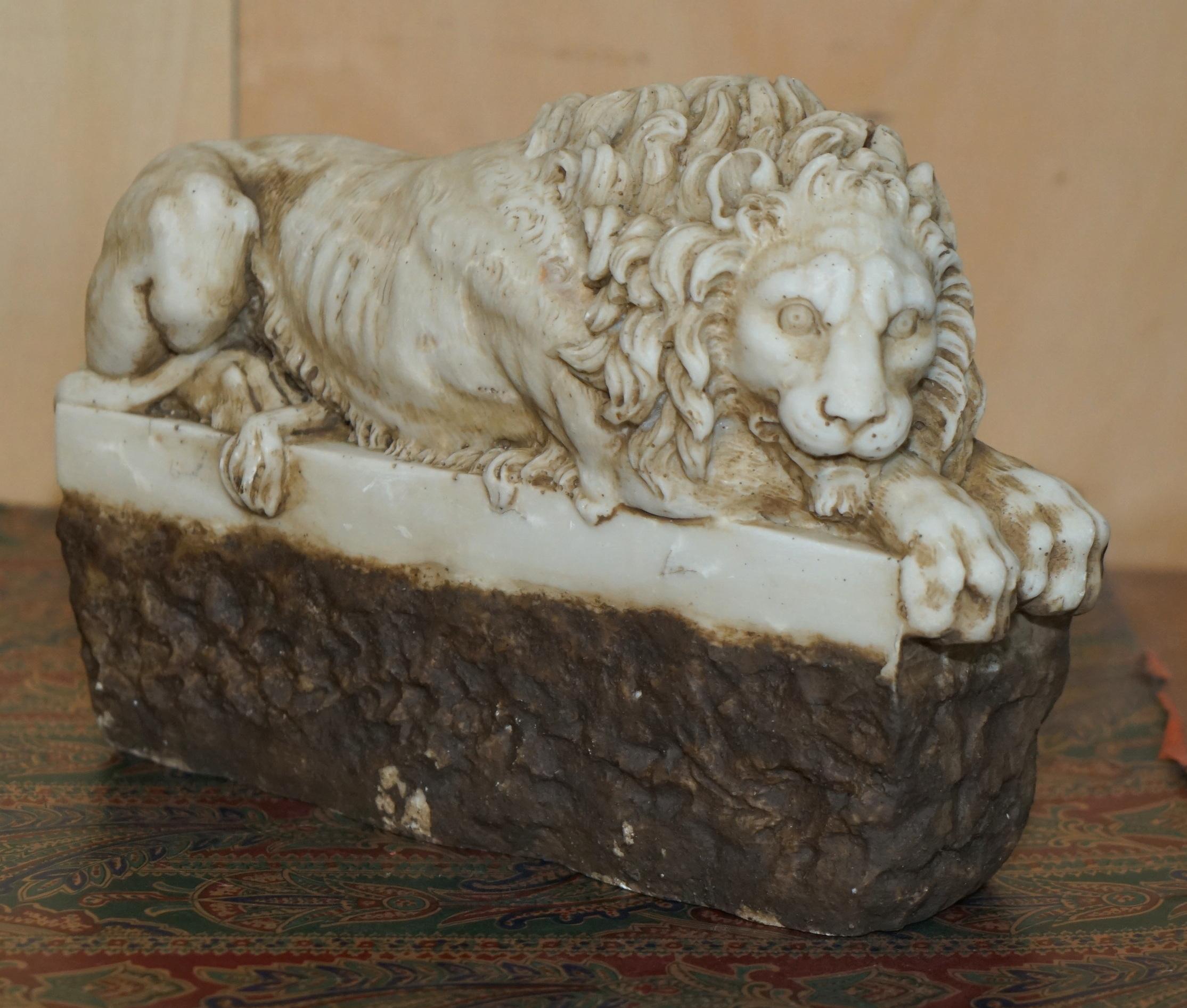 fino par de antiguos liones de alabastrina italianos del siglo xix de antonio canova Grand Tour en venta