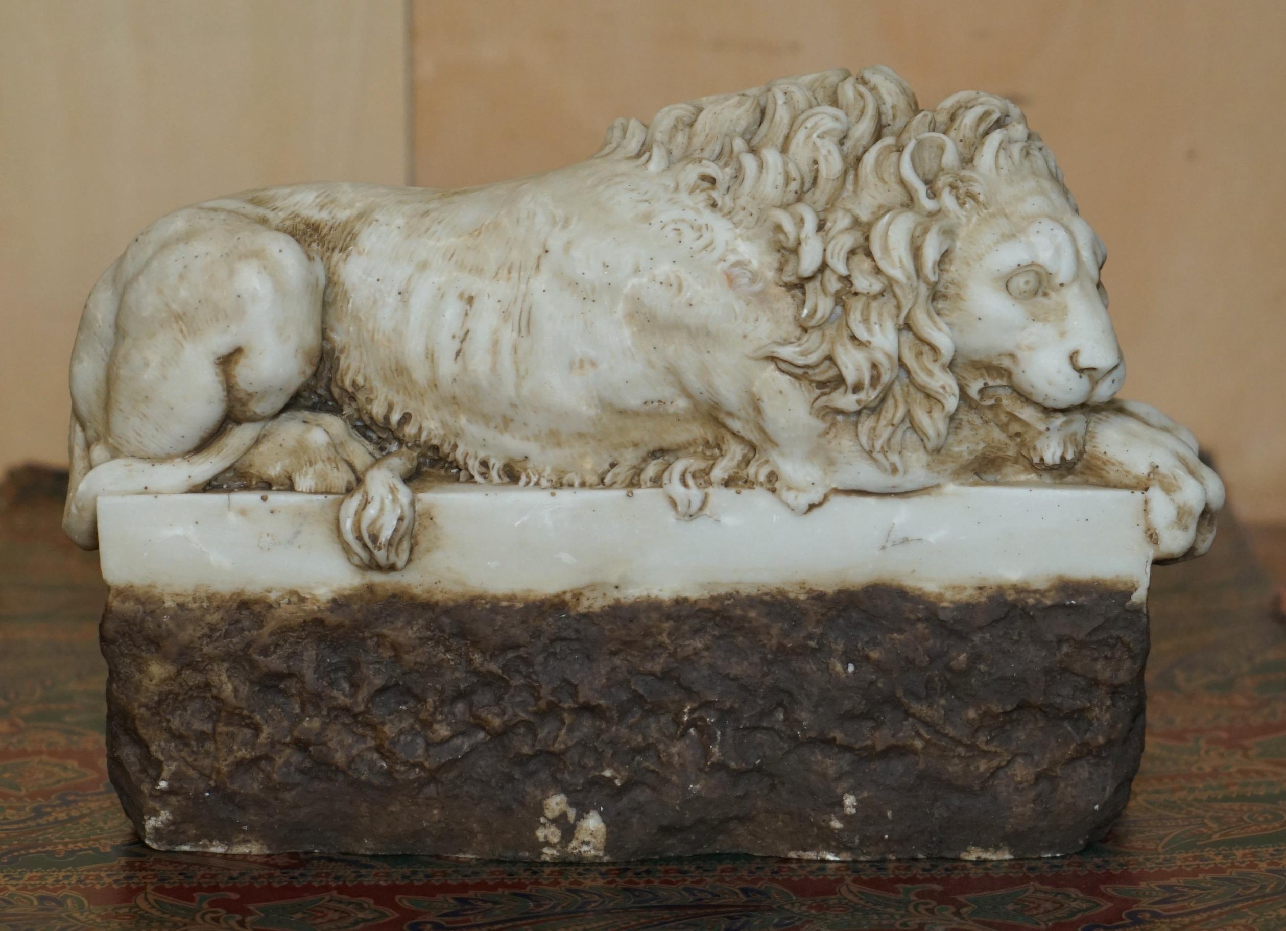 fino par de antiguos liones de alabastrina italianos del siglo xix de antonio canova Italiano en venta