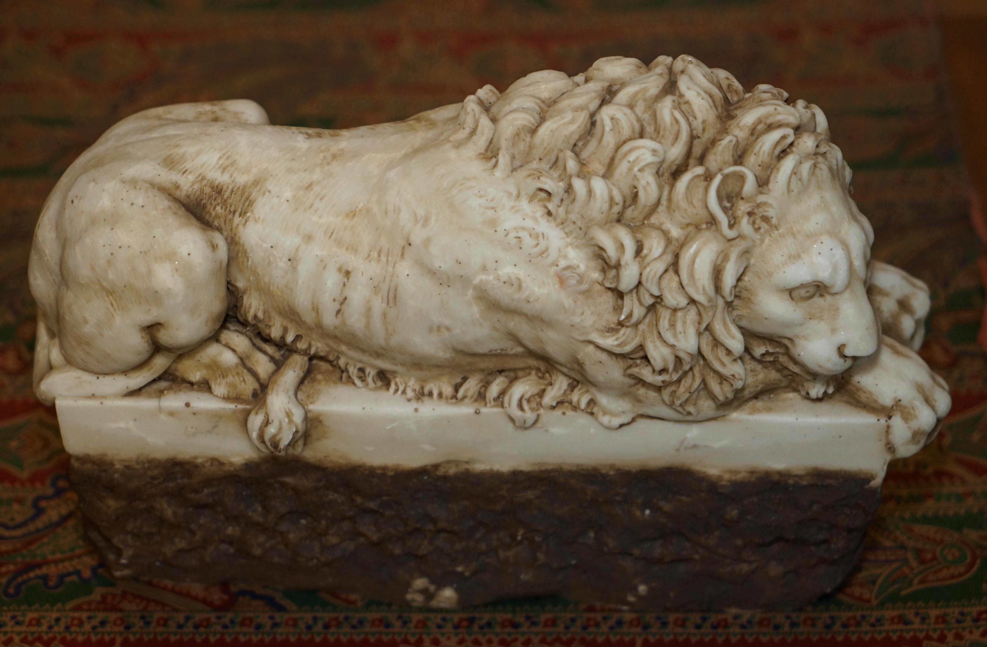 fino par de antiguos liones de alabastrina italianos del siglo xix de antonio canova Hecho a mano en venta