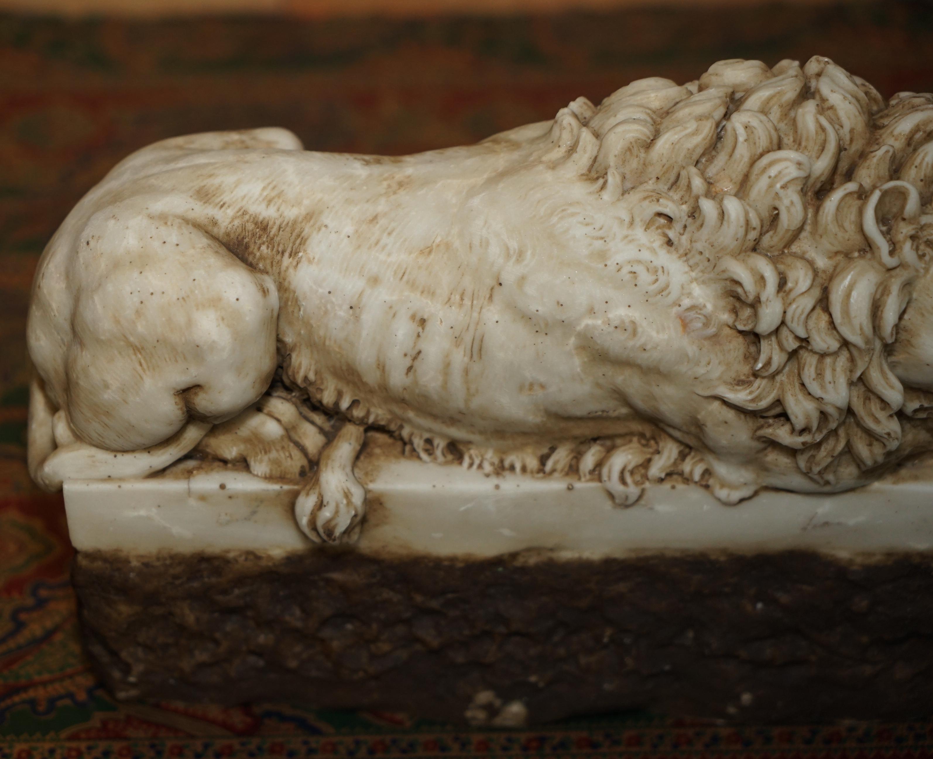fino par de antiguos liones de alabastrina italianos del siglo xix de antonio canova Fines del siglo XIX en venta
