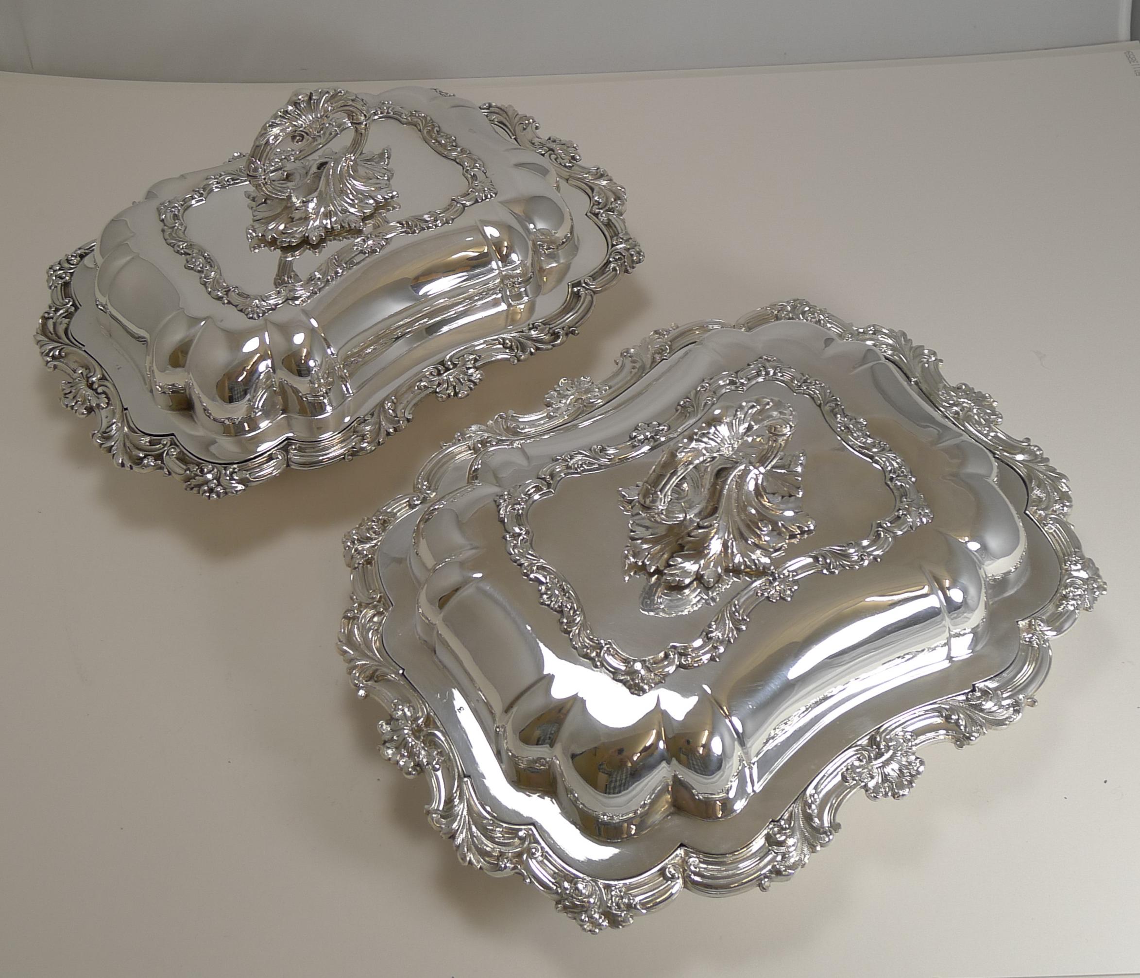 Fine Pair of Antique English Entree Dishes in Silver Plate by Walker and Hall In Good Condition In Bath, GB