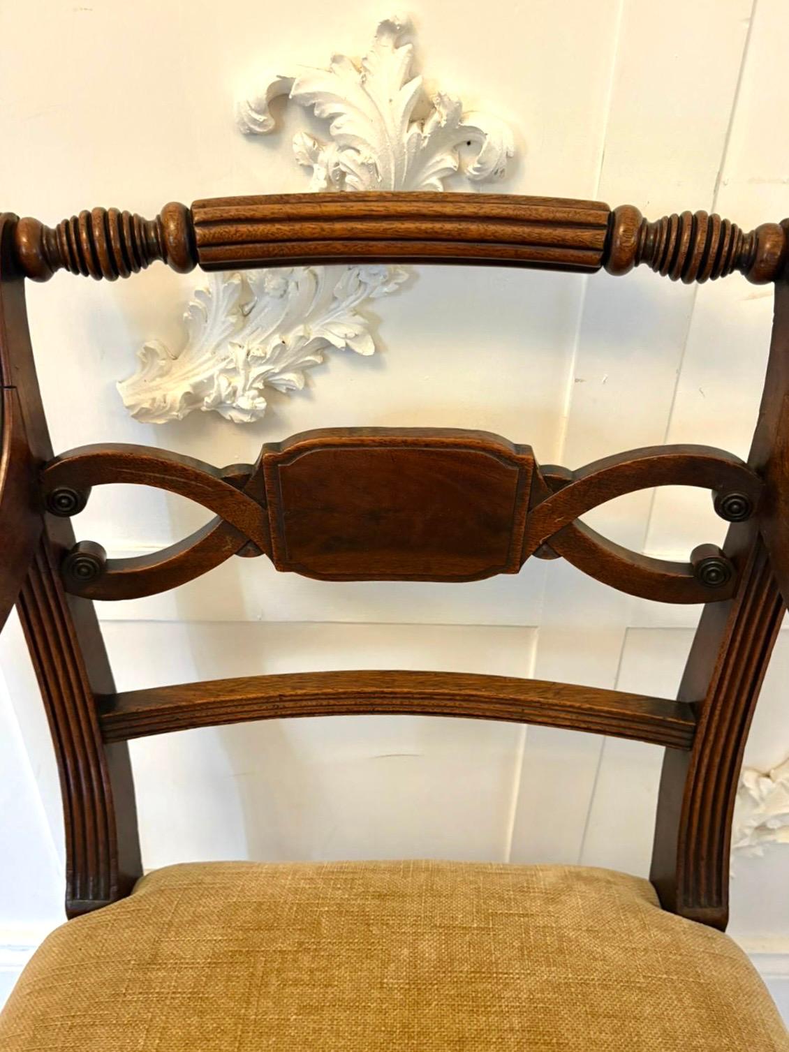 Paire de chaises de bureau/carver en acajou de qualité George III, avec une traverse supérieure en acajou tourné et cannelé, une belle plinthe inhabituelle au centre, des accoudoirs ouverts et cannelés soutenus par des colonnes tournées, tapissés