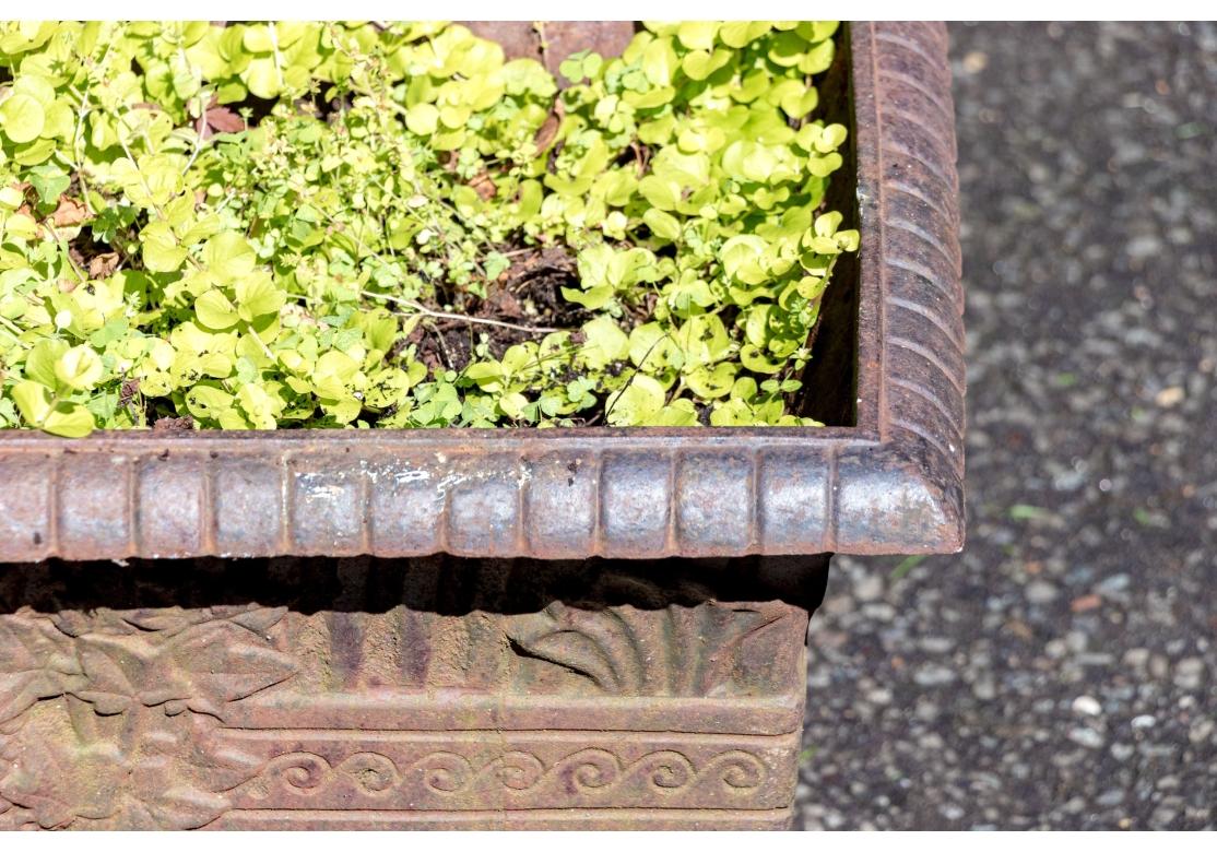 Inconnu Paire de jardinières à pied en fer ancien en vente