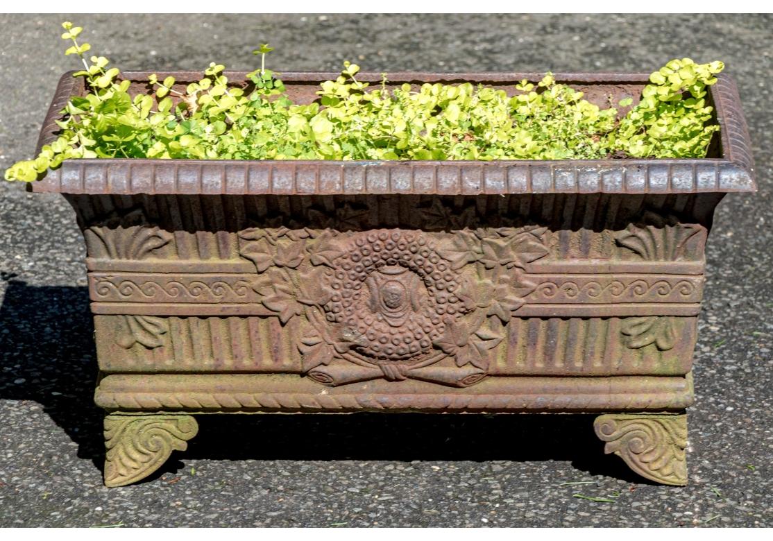 Moulage Paire de jardinières à pied en fer ancien en vente