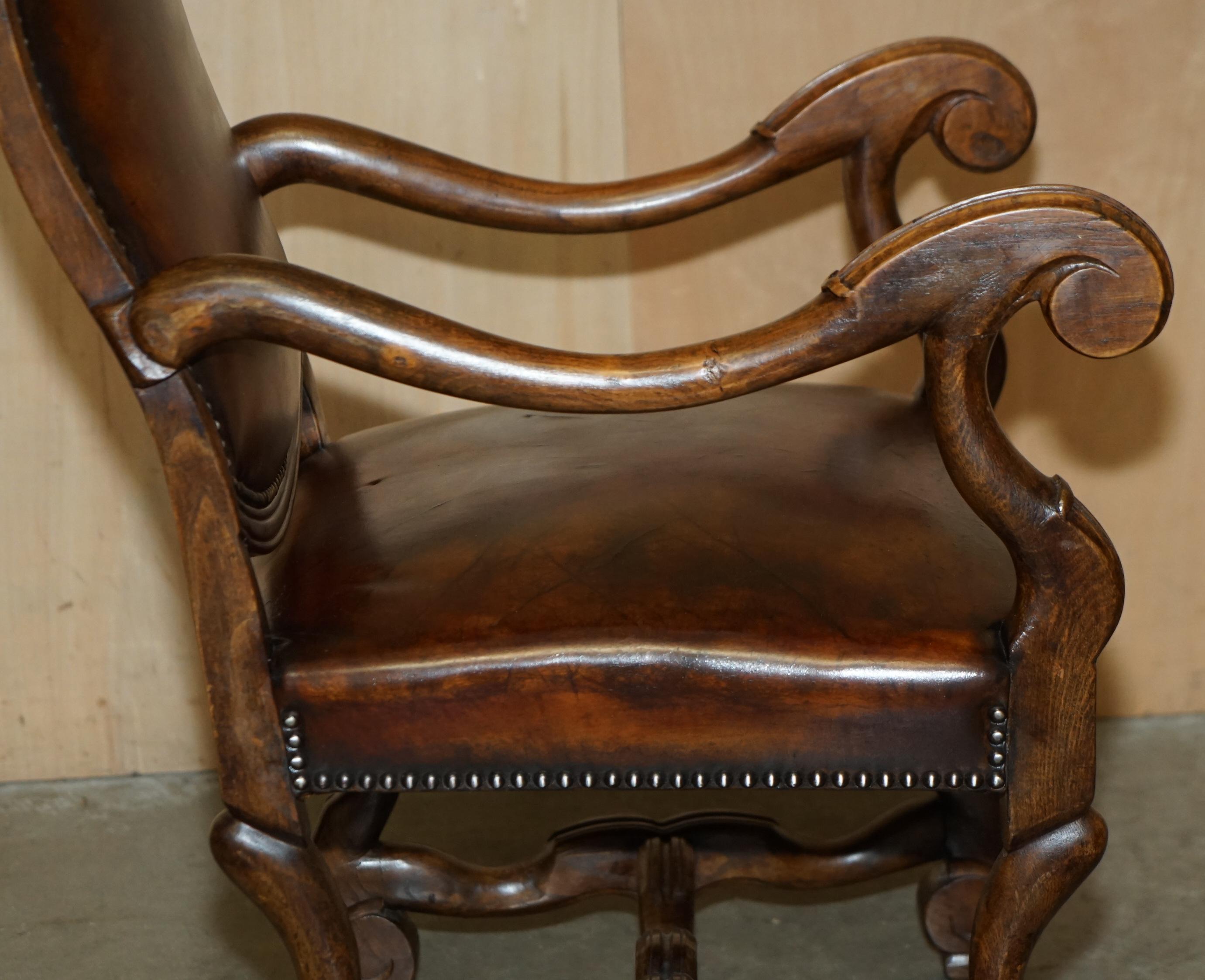 INE paire d'armoires italiennes anciennes en cuir marron teint à la main en vente 5