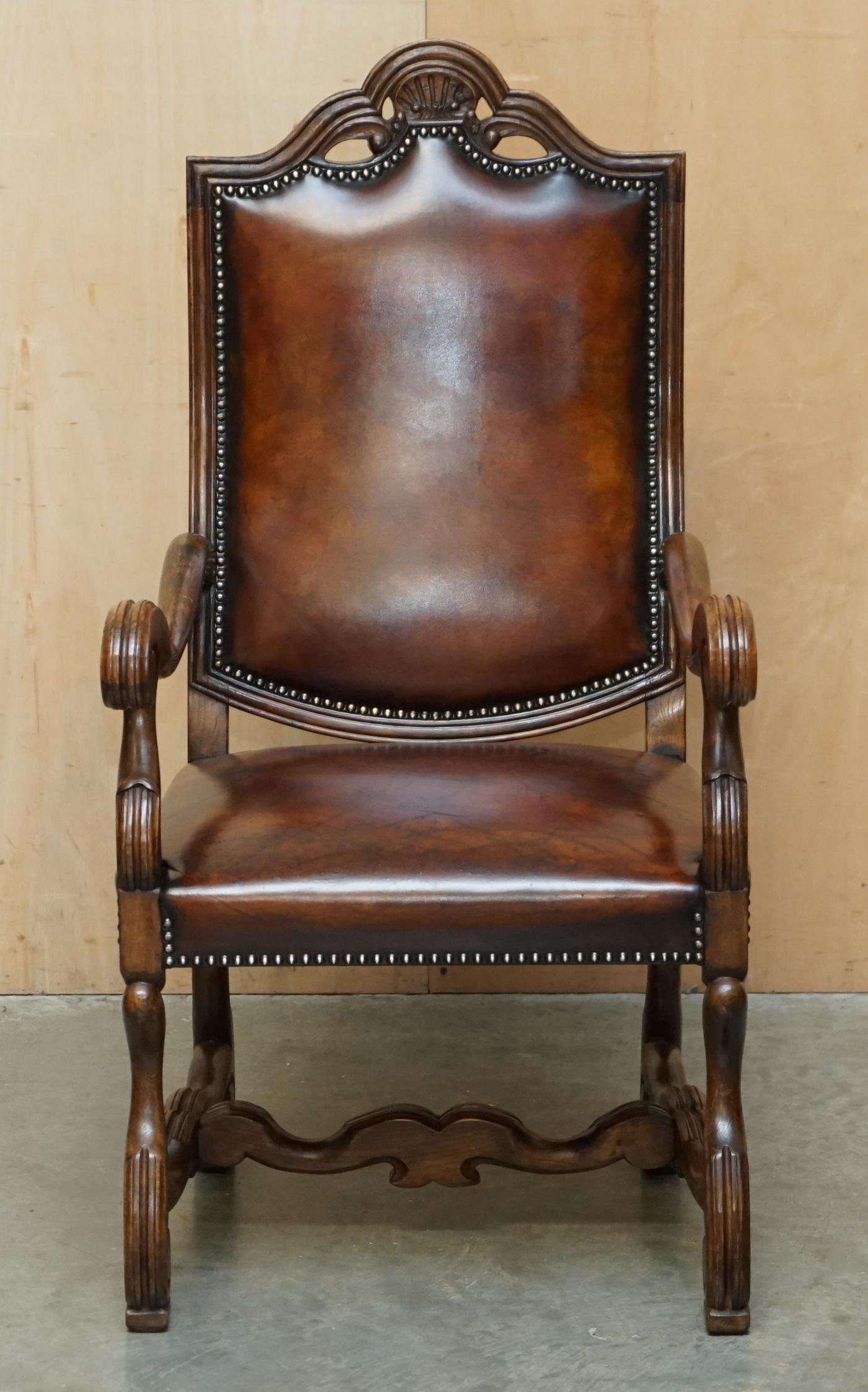 Regency INE paire d'armoires italiennes anciennes en cuir marron teint à la main en vente