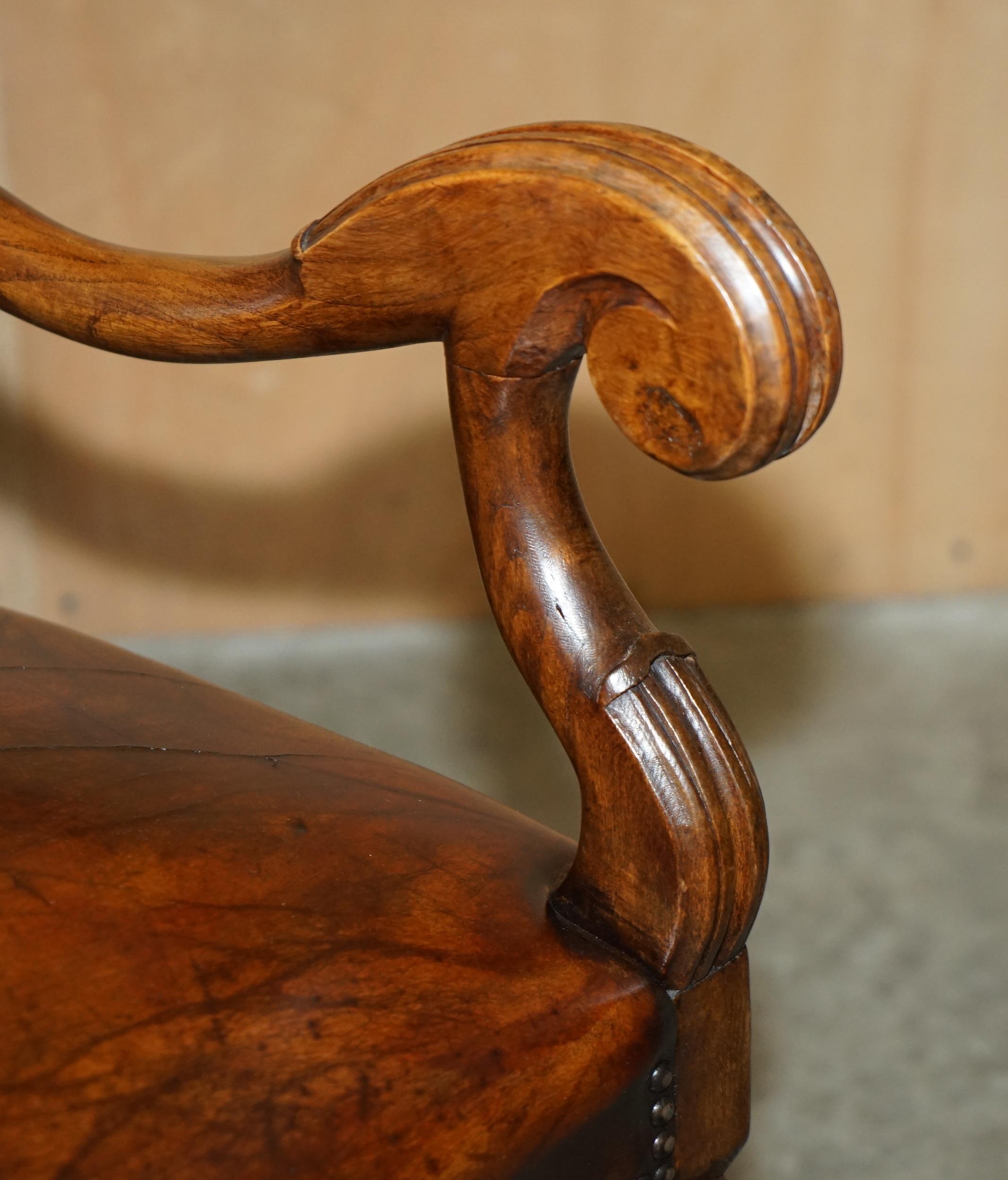 Cuir INE paire d'armoires italiennes anciennes en cuir marron teint à la main en vente