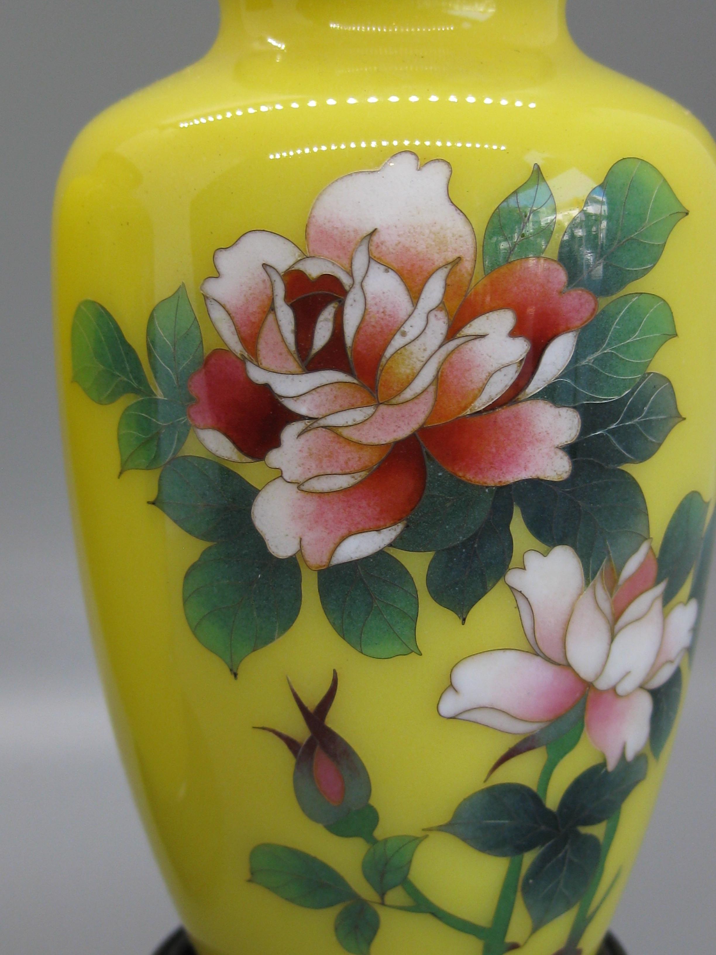 20ième siècle Paire de vases anciens en émail cloisonné japonais attribués à Ando Jubei en vente