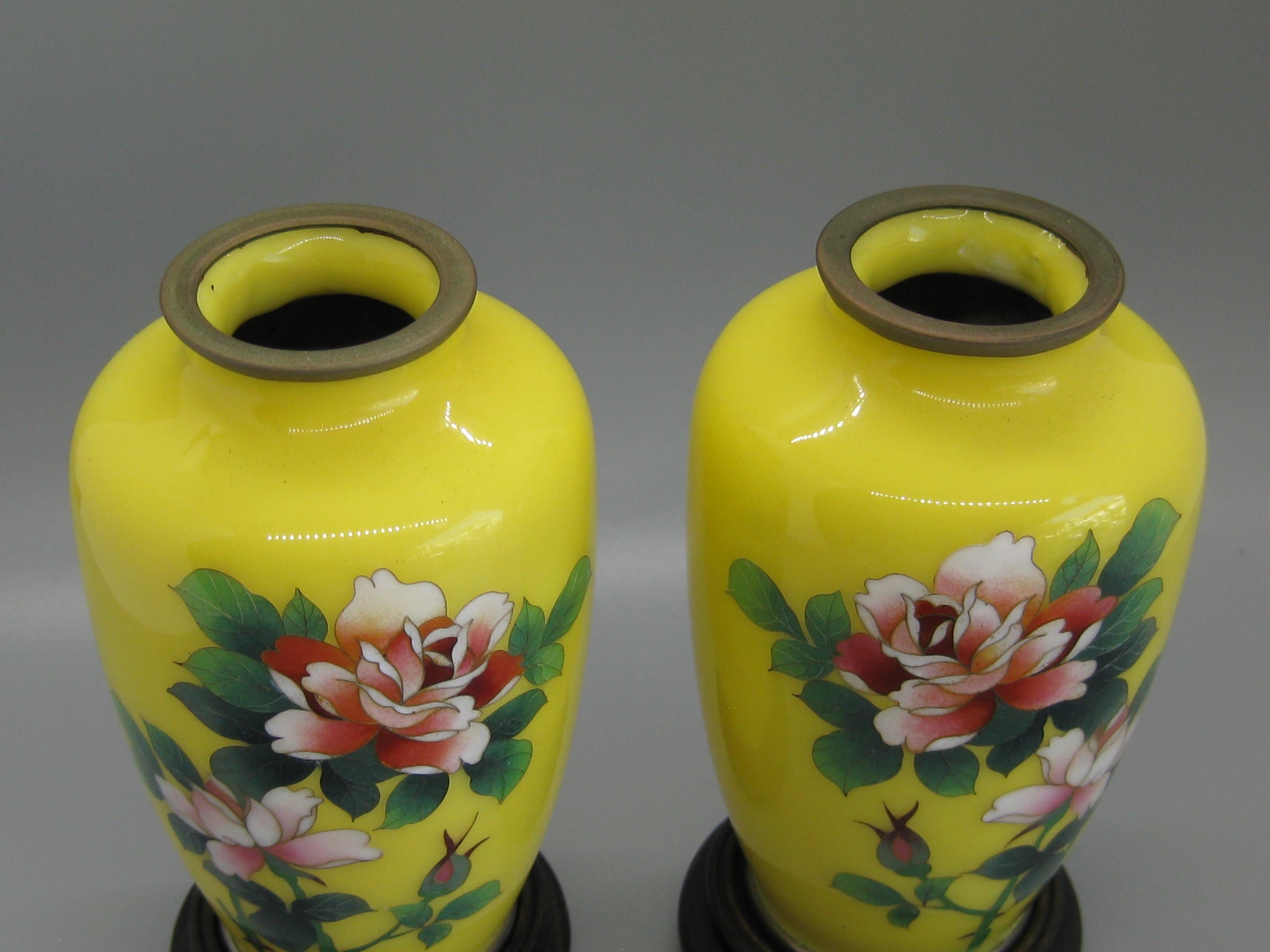 Paire de vases anciens en émail cloisonné japonais attribués à Ando Jubei en vente 1