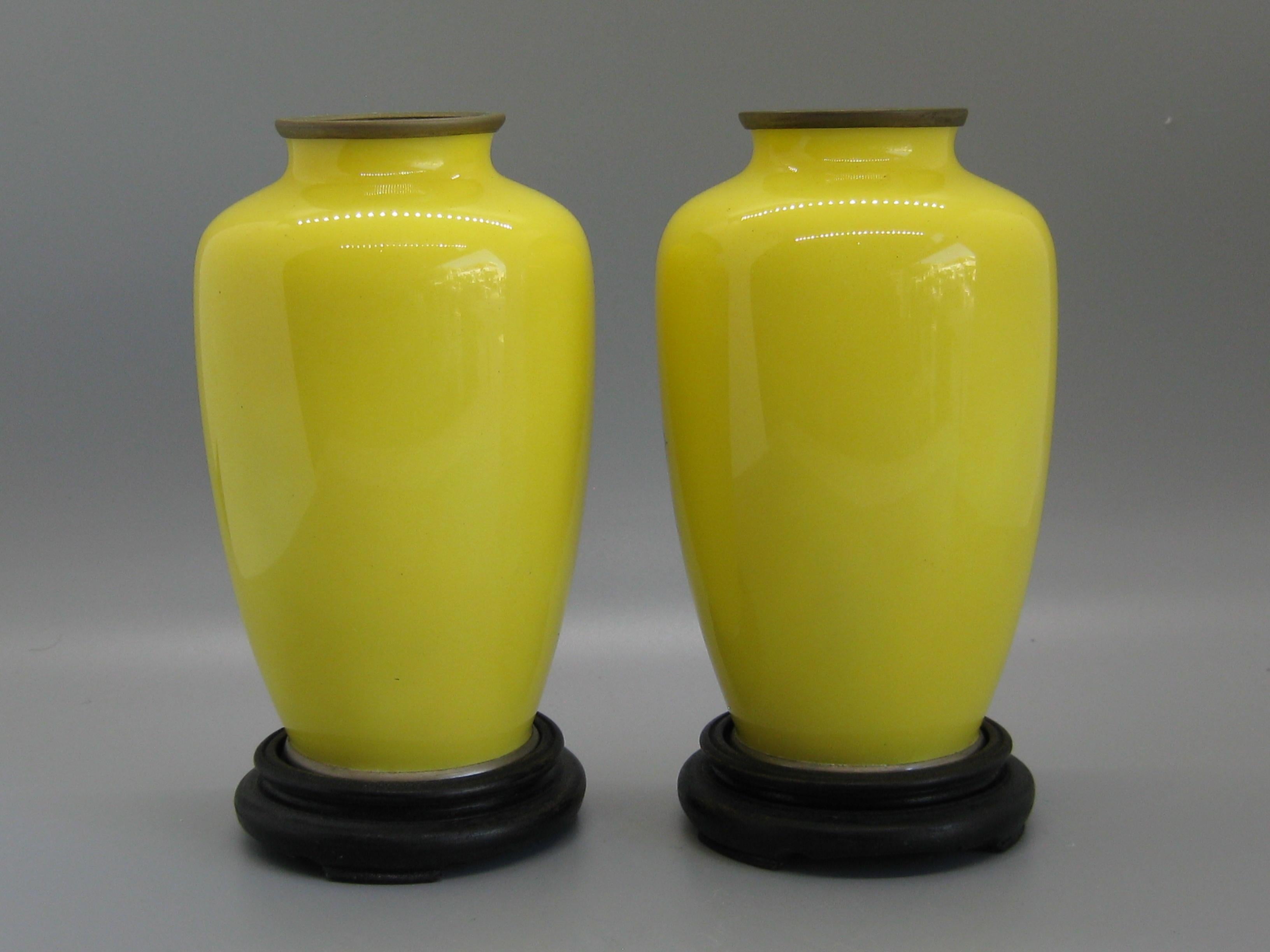 Paire de vases anciens en émail cloisonné japonais attribués à Ando Jubei en vente 1