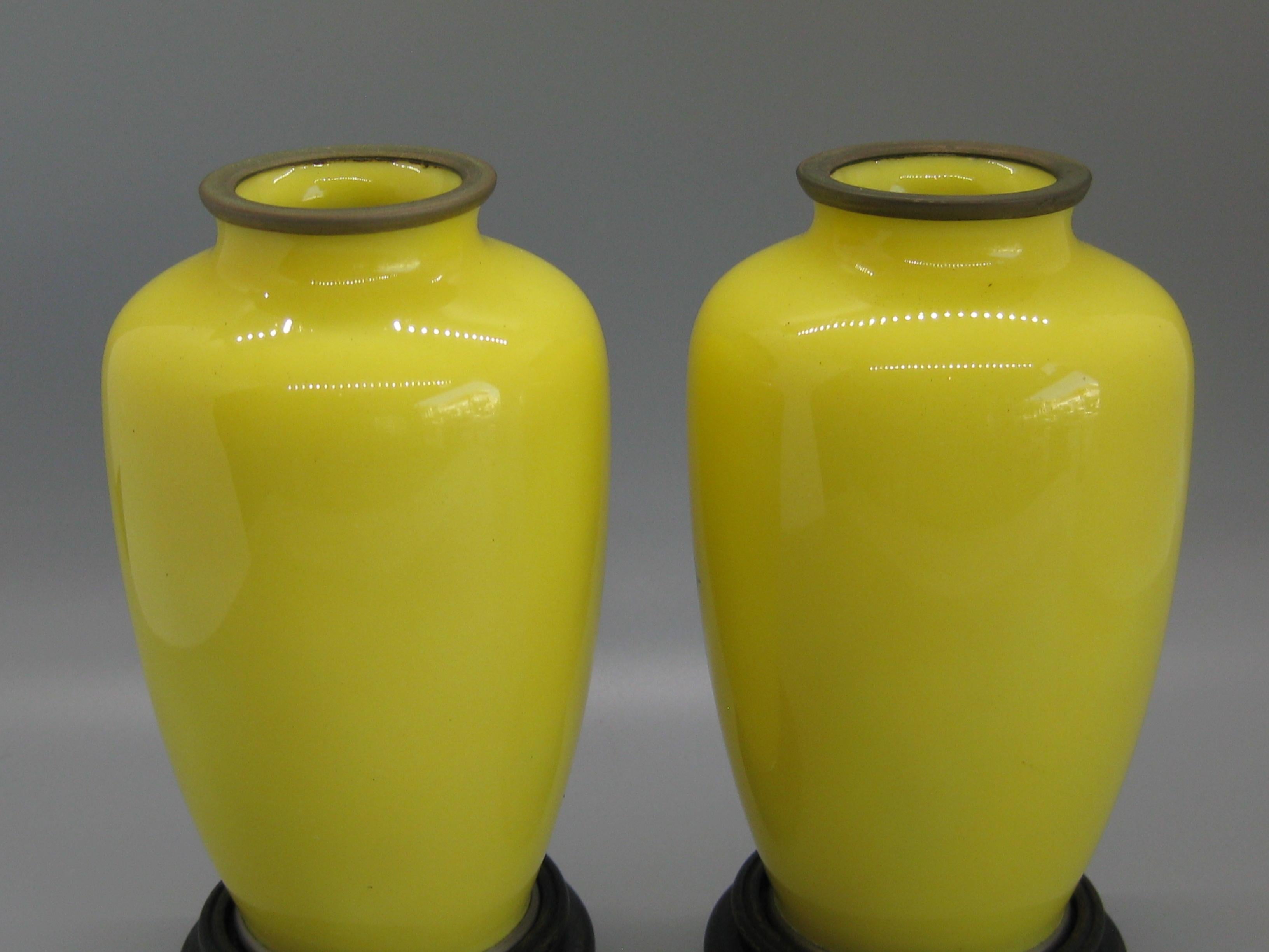 Paire de vases anciens en émail cloisonné japonais attribués à Ando Jubei en vente 2