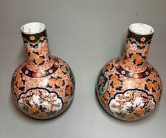 Magnifique paire de vases-bouteilles anciens en Imari Porcelain de l'époque Meiji, vers 1880