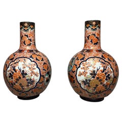 Magnifique paire de vases-bouteilles anciens en Imari Porcelain de l'époque Meiji, vers 1880