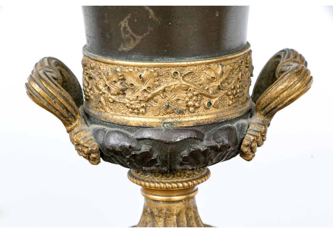 Bella coppia di antiche lampade a urna neoclassiche in bronzo in vendita 3