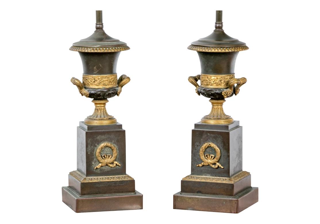 Neoclassico Bella coppia di antiche lampade a urna neoclassiche in bronzo in vendita