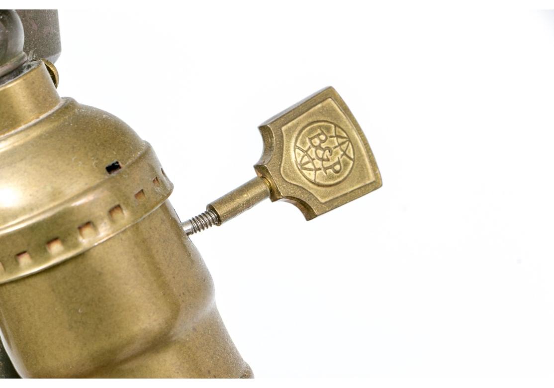 Dorato Bella coppia di antiche lampade a urna neoclassiche in bronzo in vendita